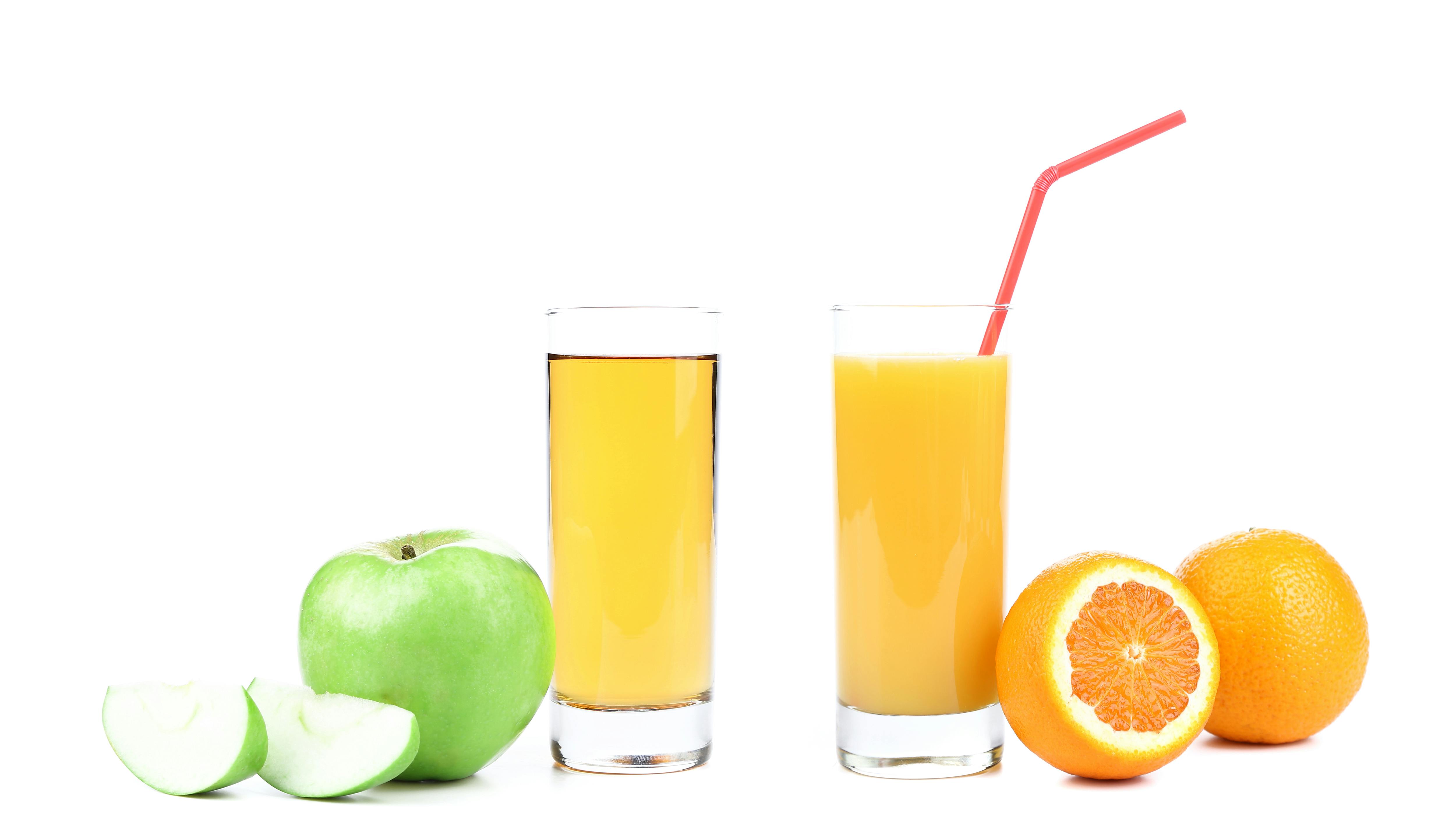 Æble og appelsinjuice i glas