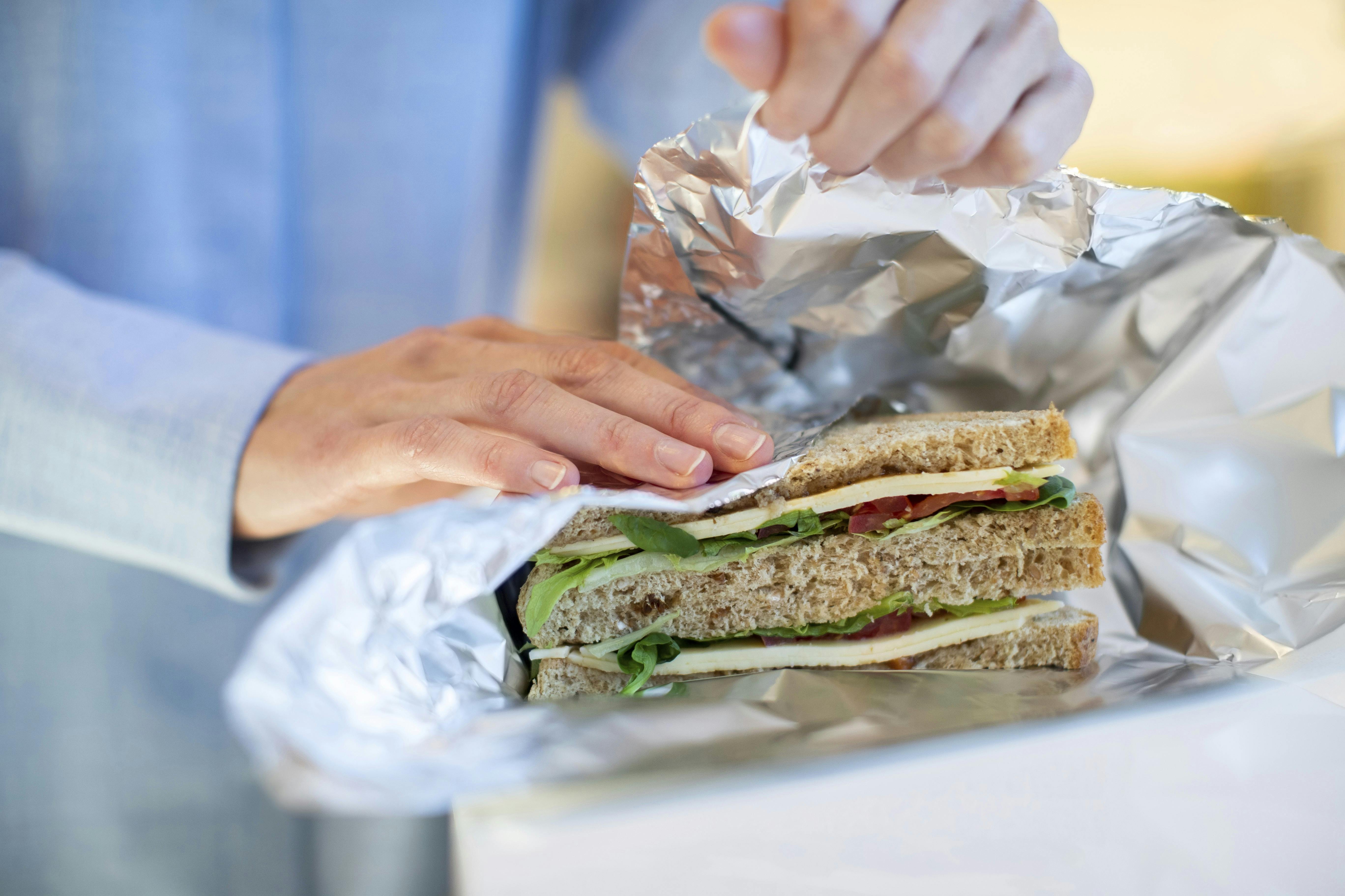 En sandwich pakket ind i sølvpapir