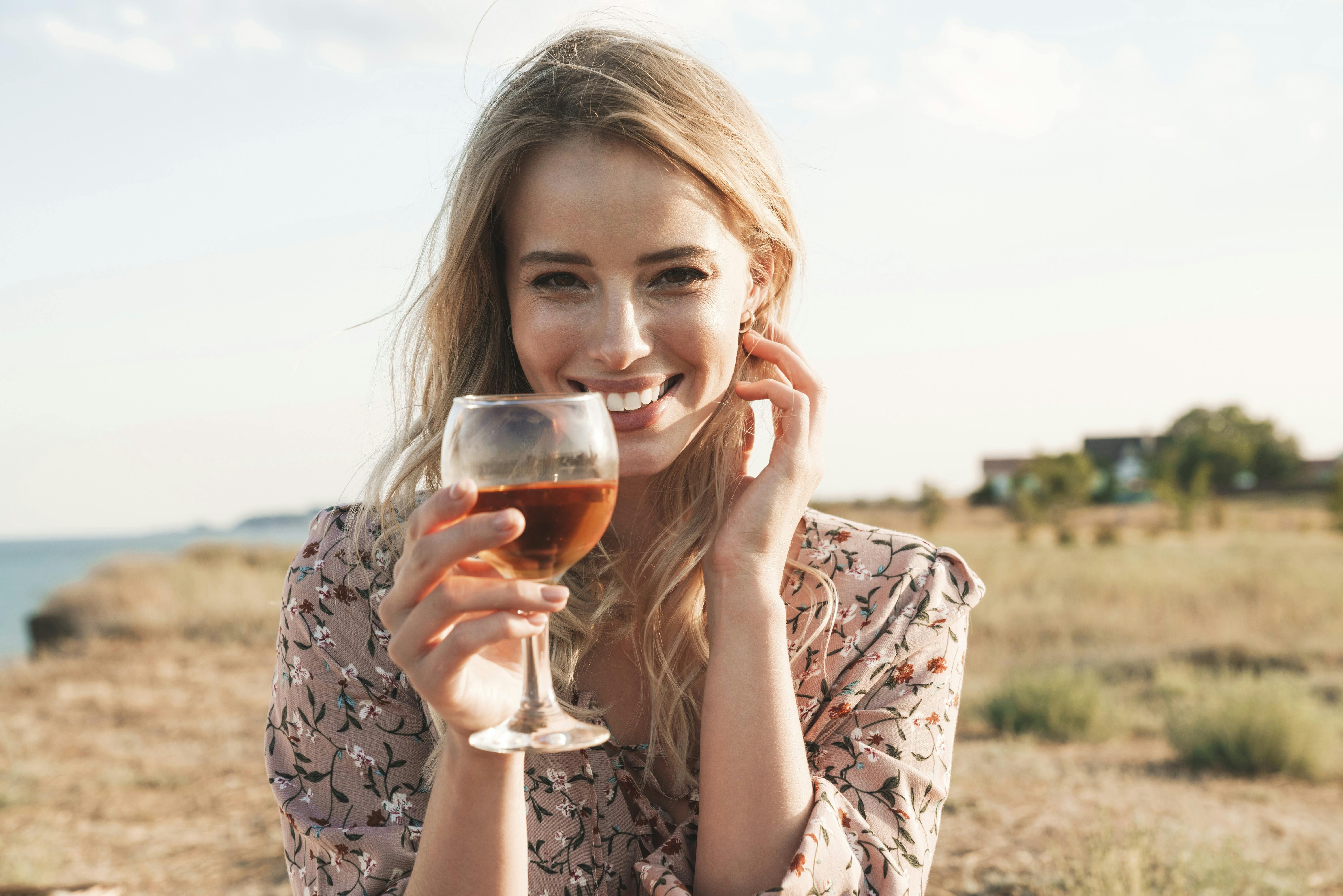 Kvinde med et glas vin