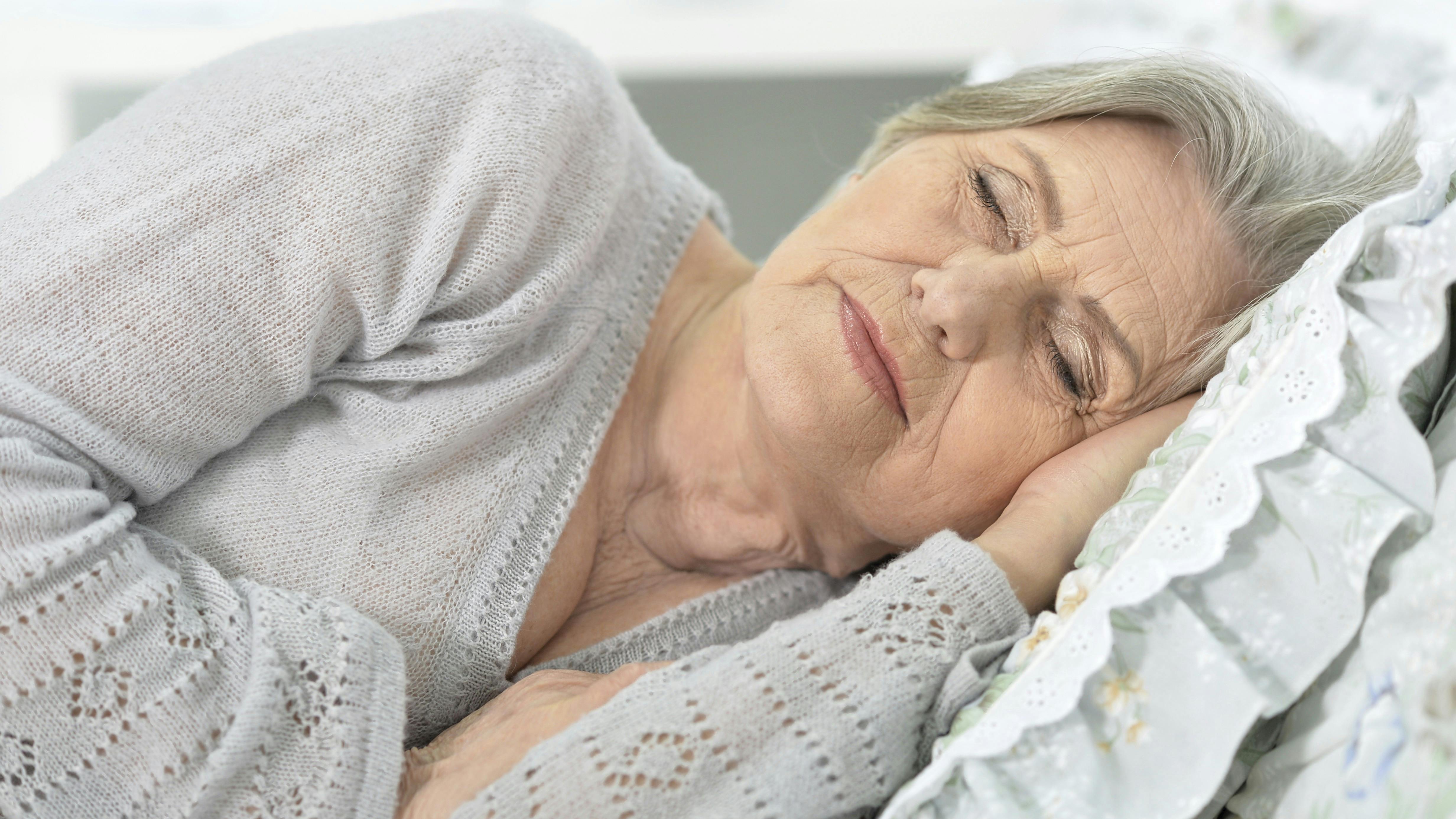 Ældre kvinde sover