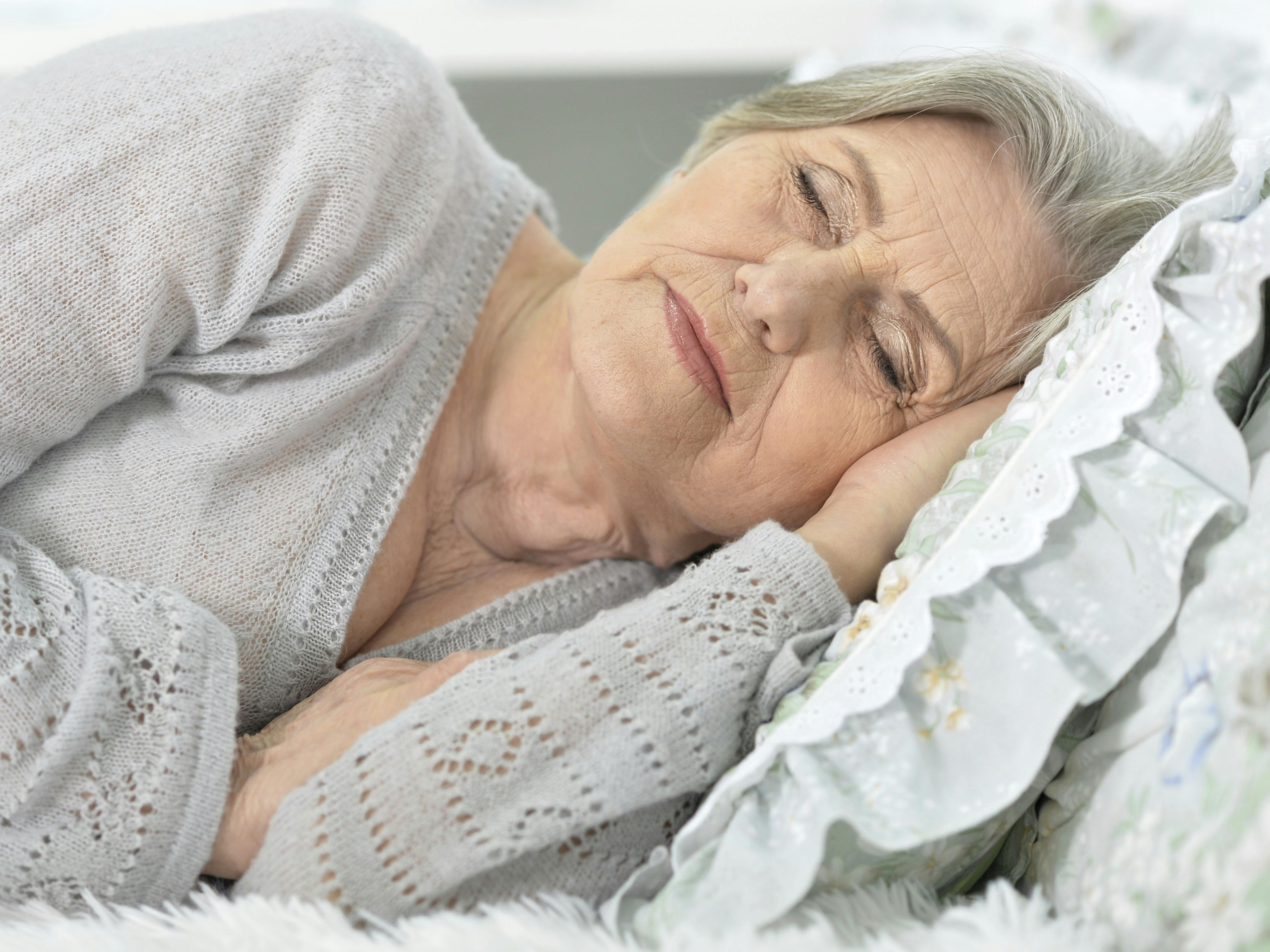 Ældre kvinde sover