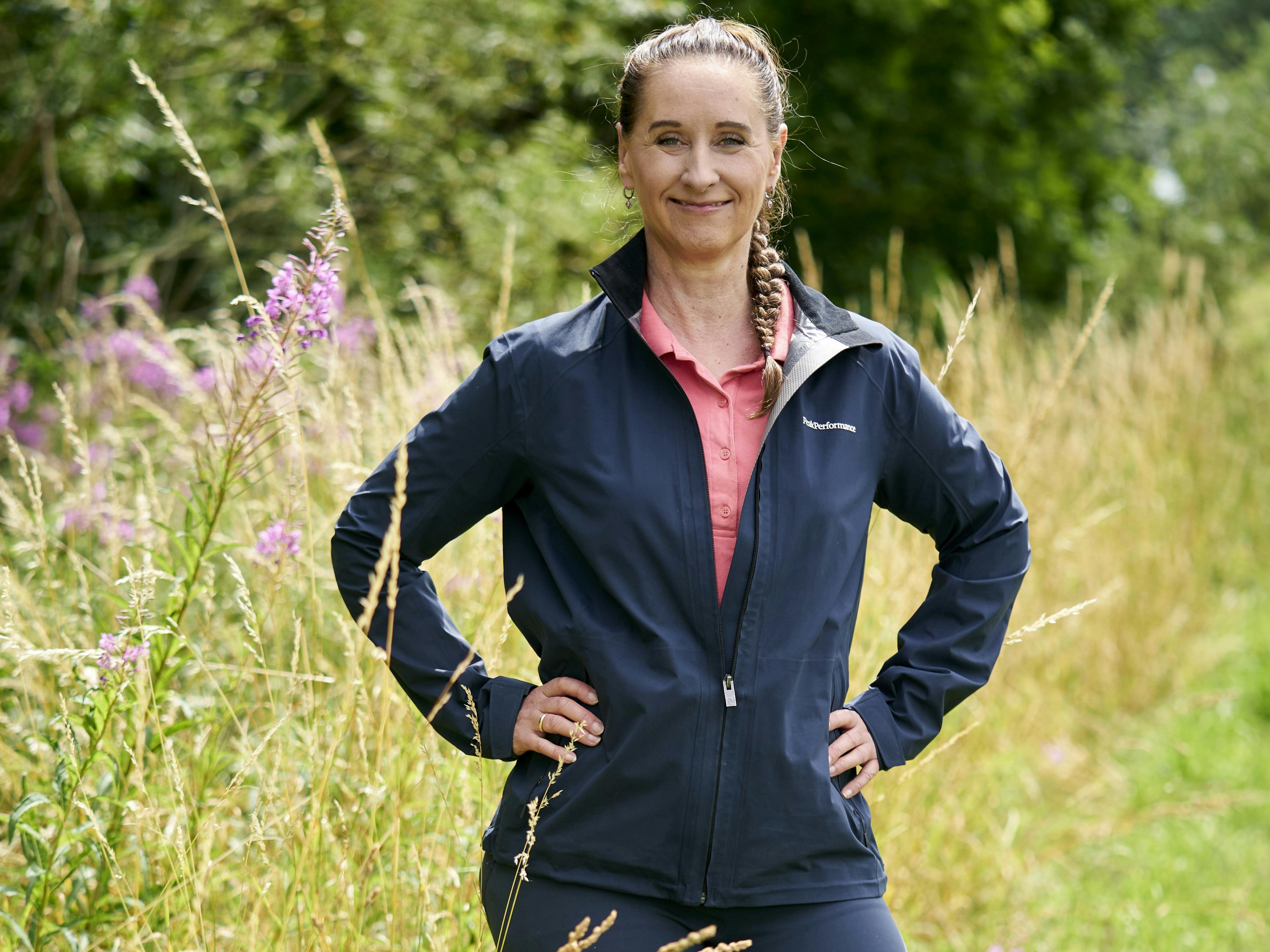 https://imgix.udeoghjemme.dk/2023-08-28/helene-damkjaer-uh-boostkuren-37-07jul23_1sl9222_helfigur.jpg