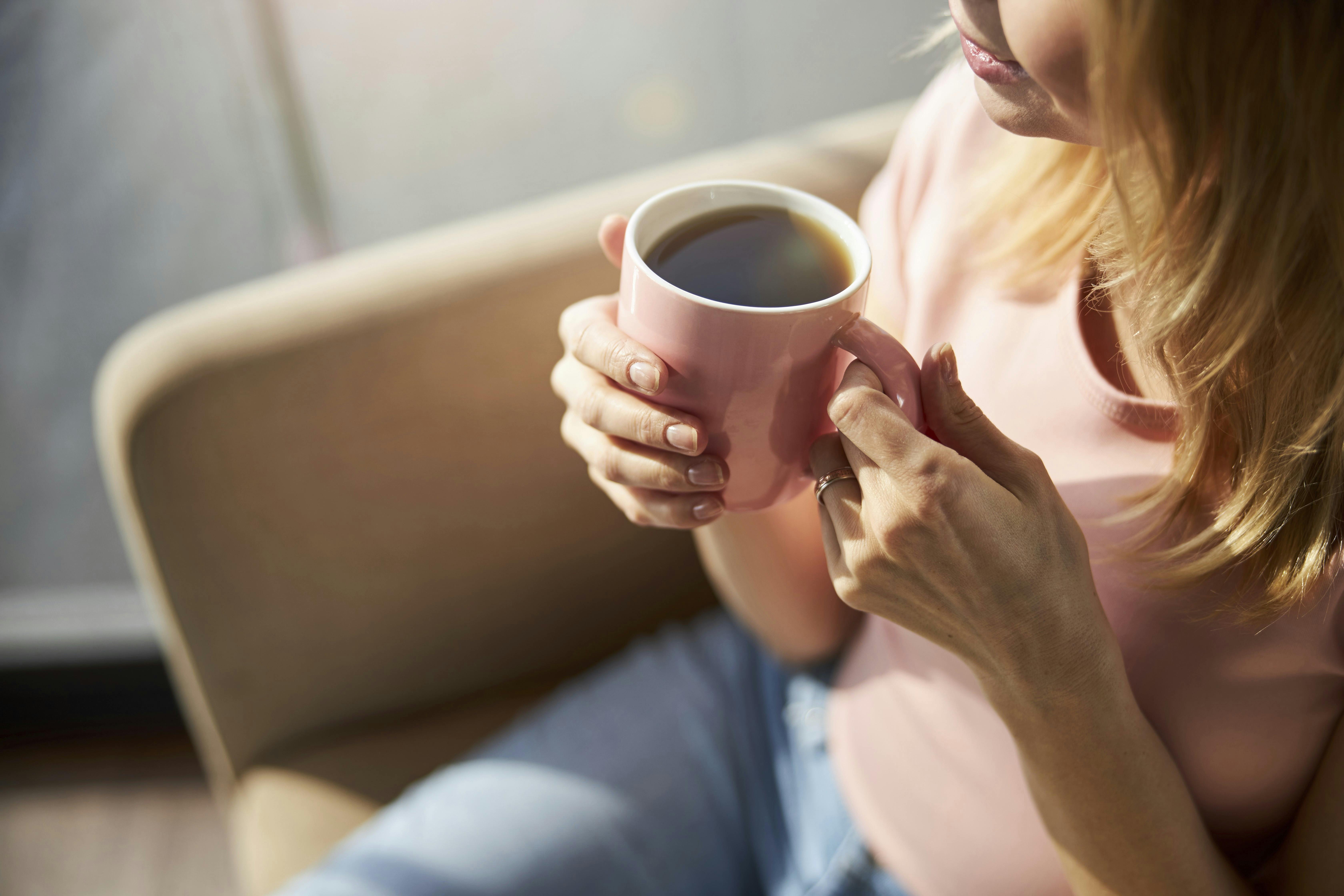 Kvinde med en kop kaffe