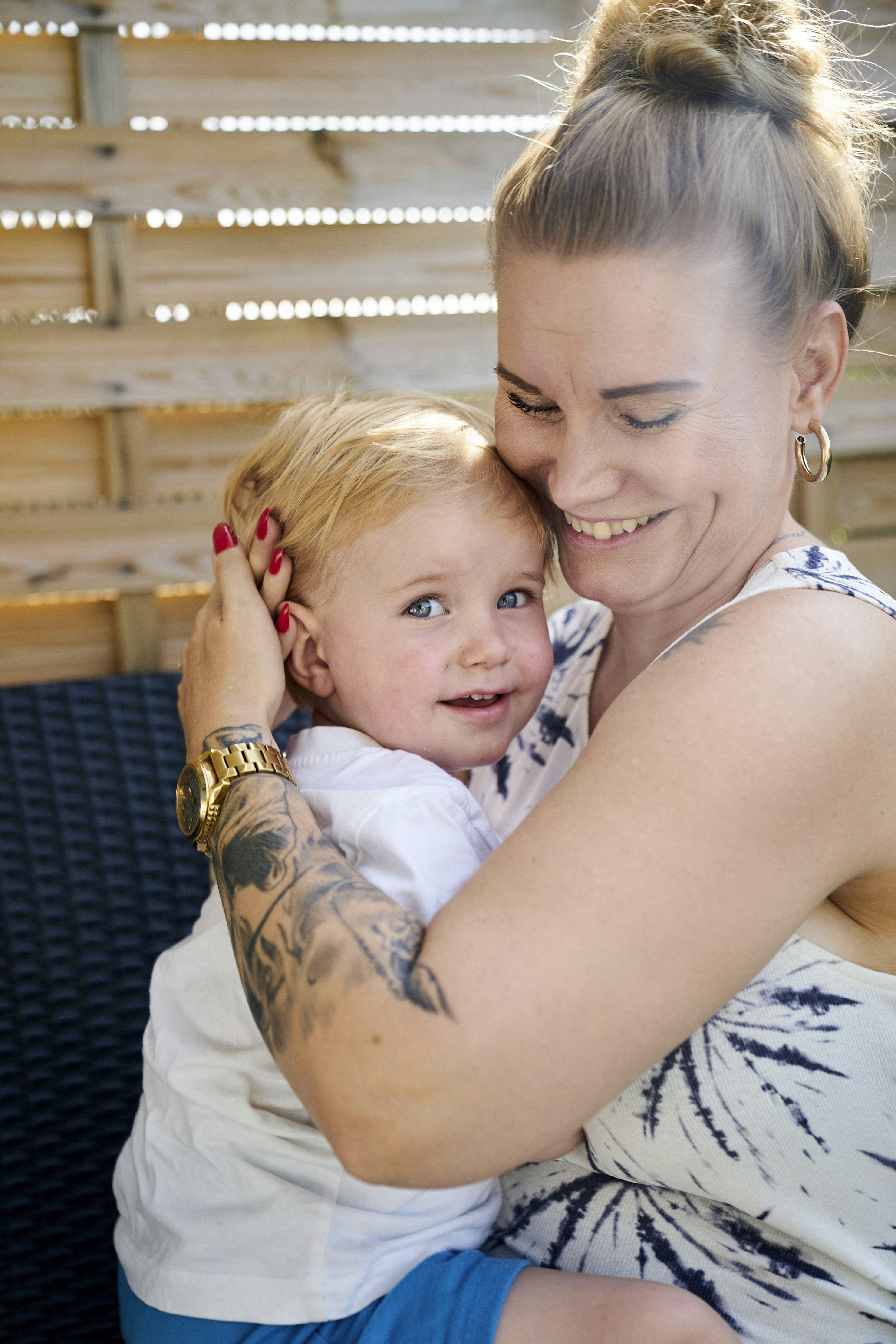 Shila Schrøder med sønnen Valdemar på to år.