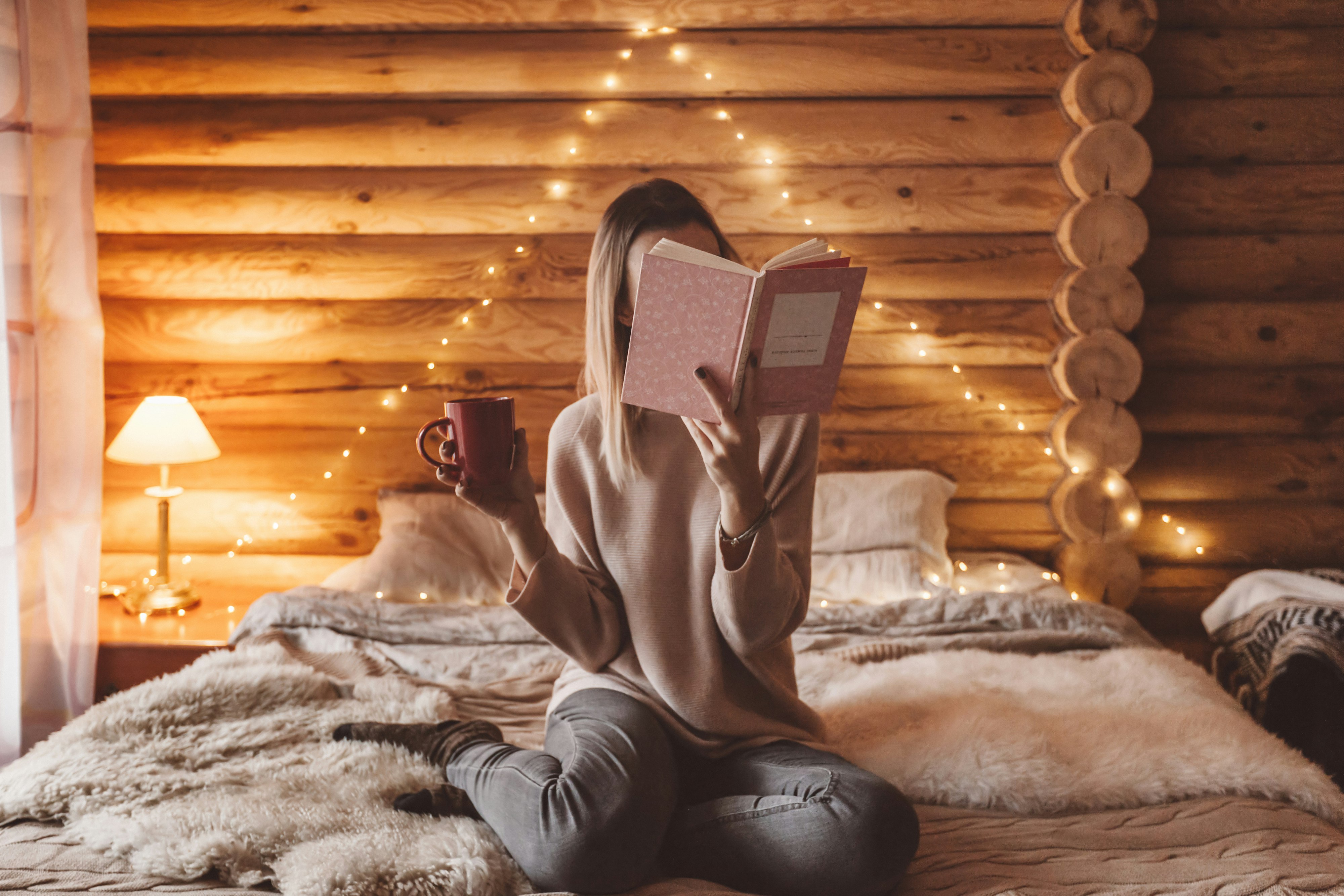 Kvinde læser en bog