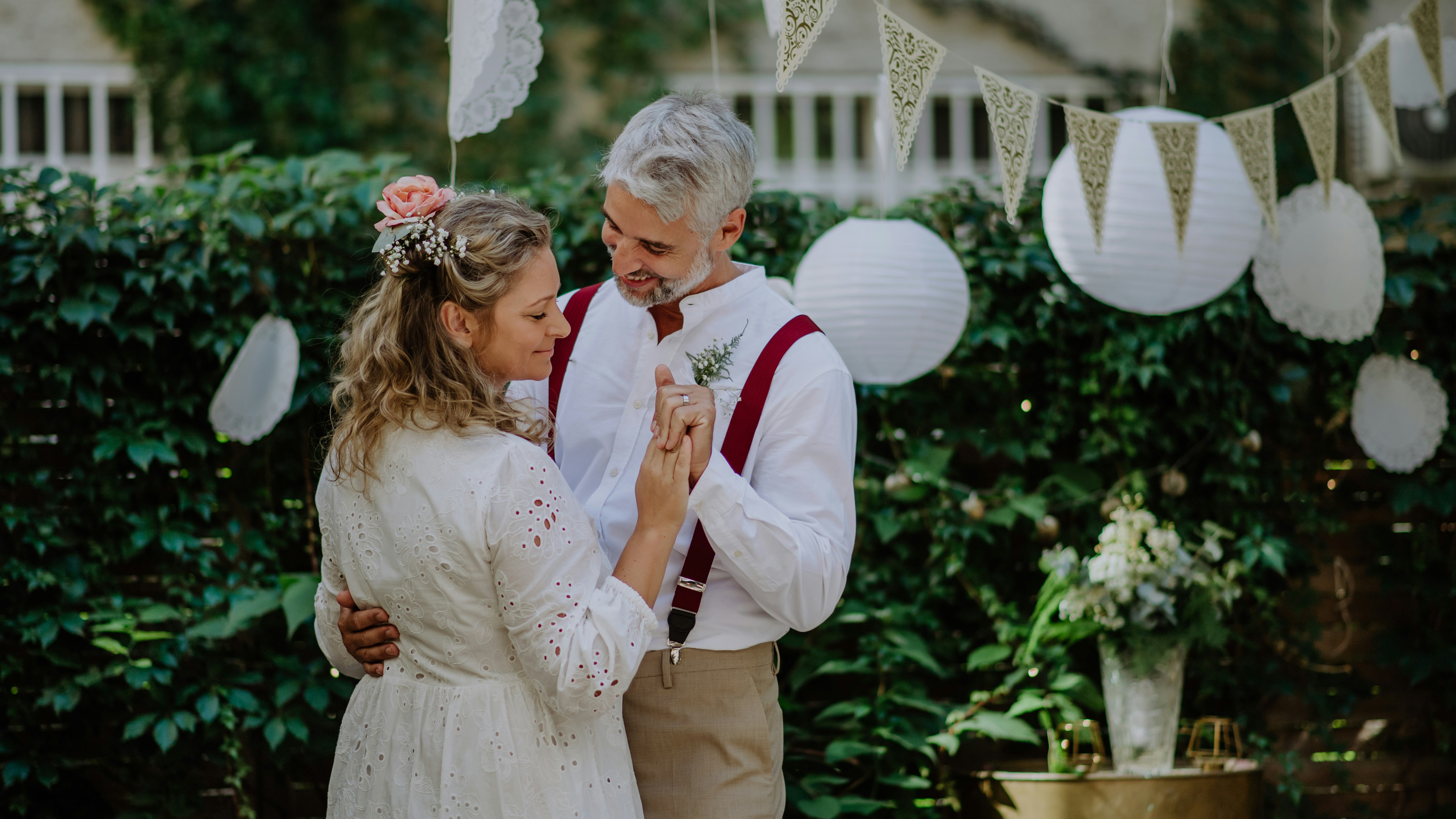 Midaldrende brudepar holder reception i deres have