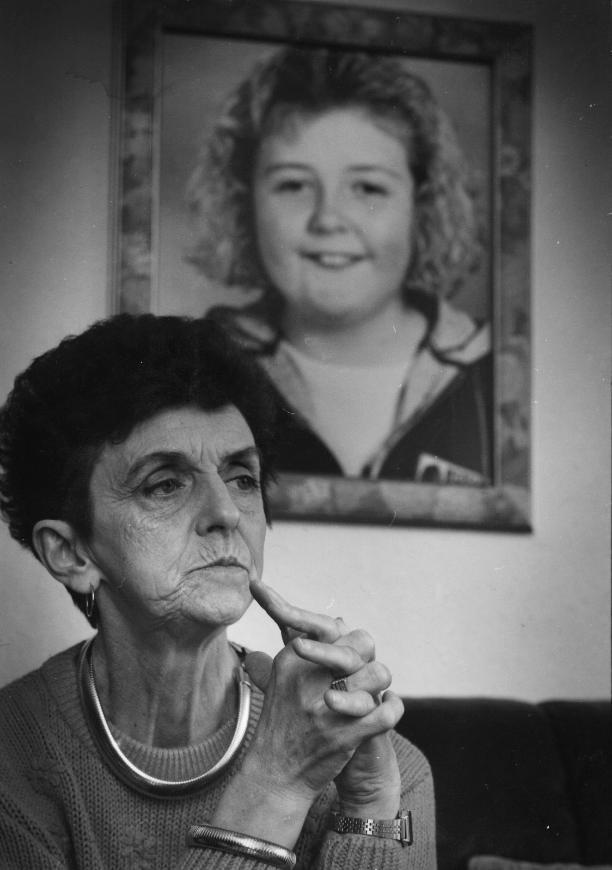 Susans mor, Birthe Hansen, med Susan i baggrunden