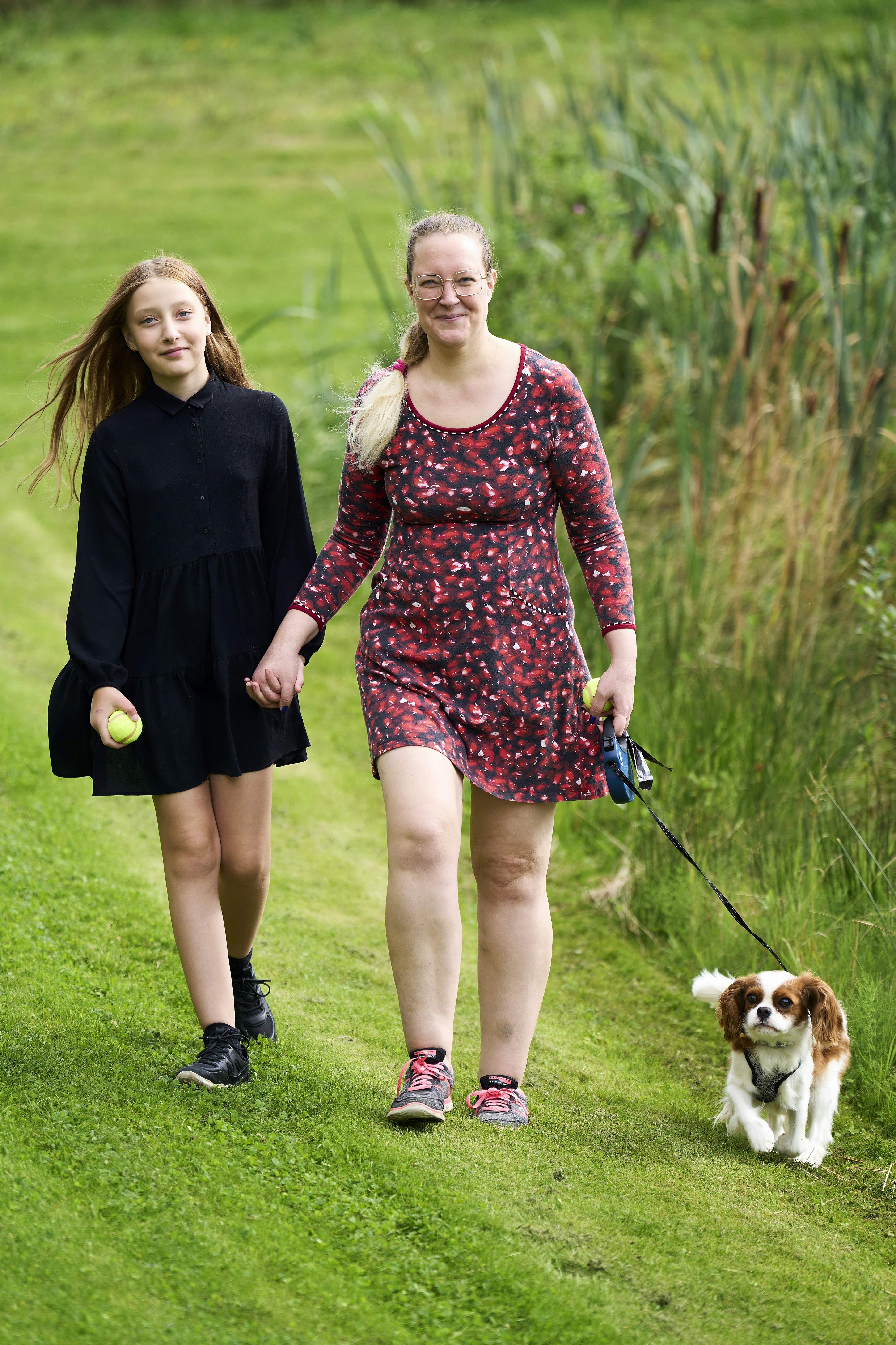 Karina nyder at gå tur med sin datter og hund.
