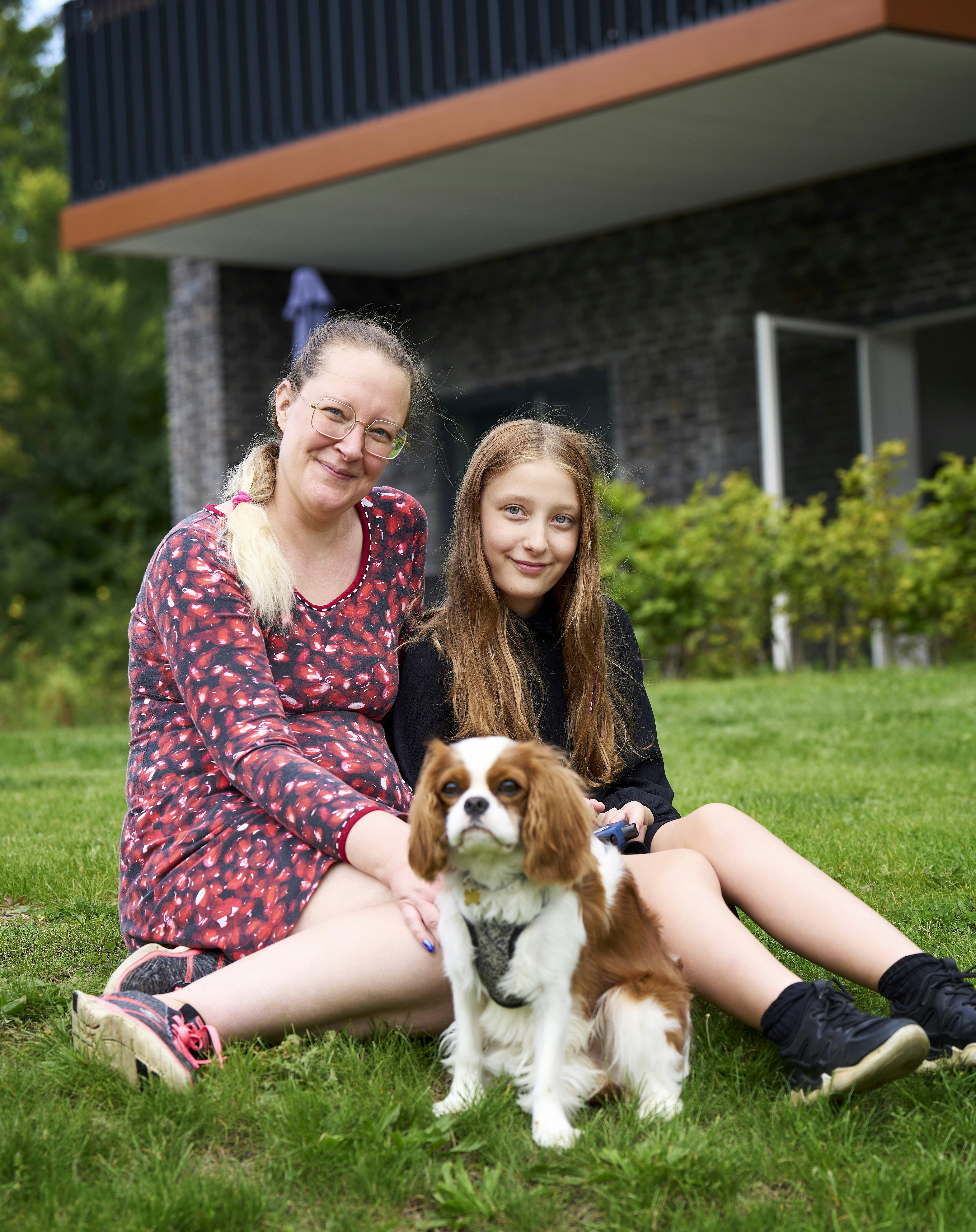 Karina med sin ældste datter og hund.