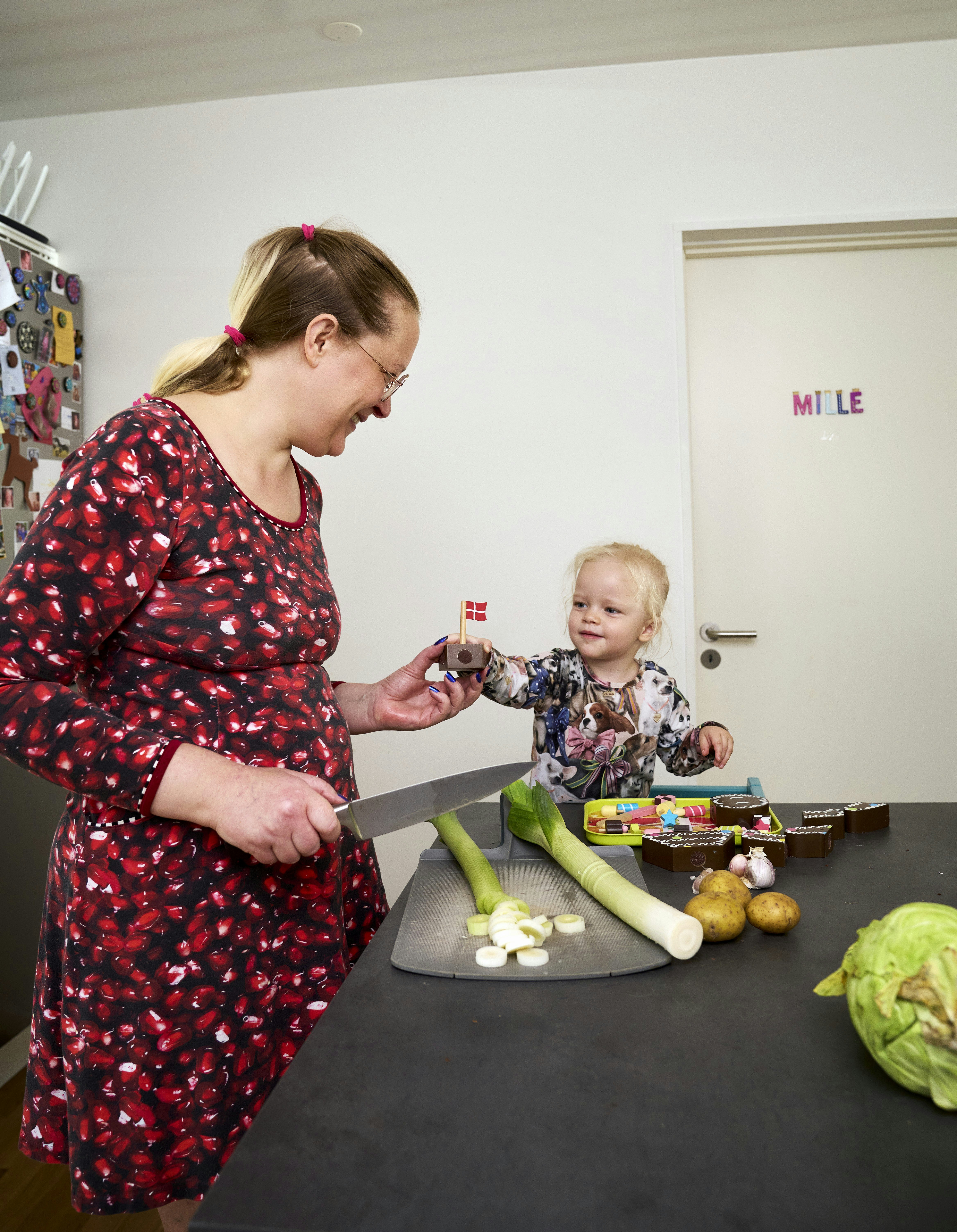 Karina med sin yngste datter i køkkenet.