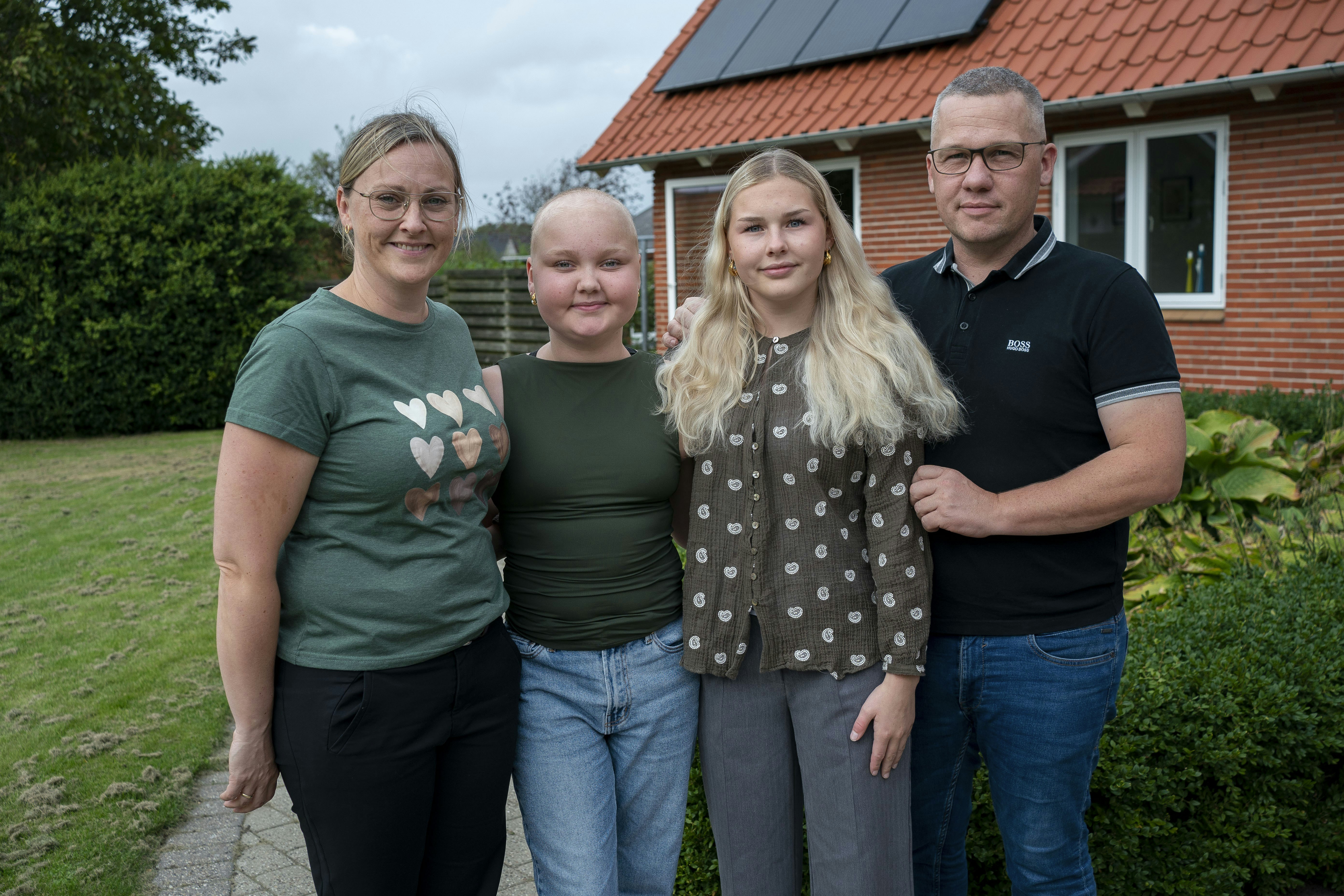 Thilde Tøt Thomsen med mor Linda, far Steen og sin storesøster Silje.