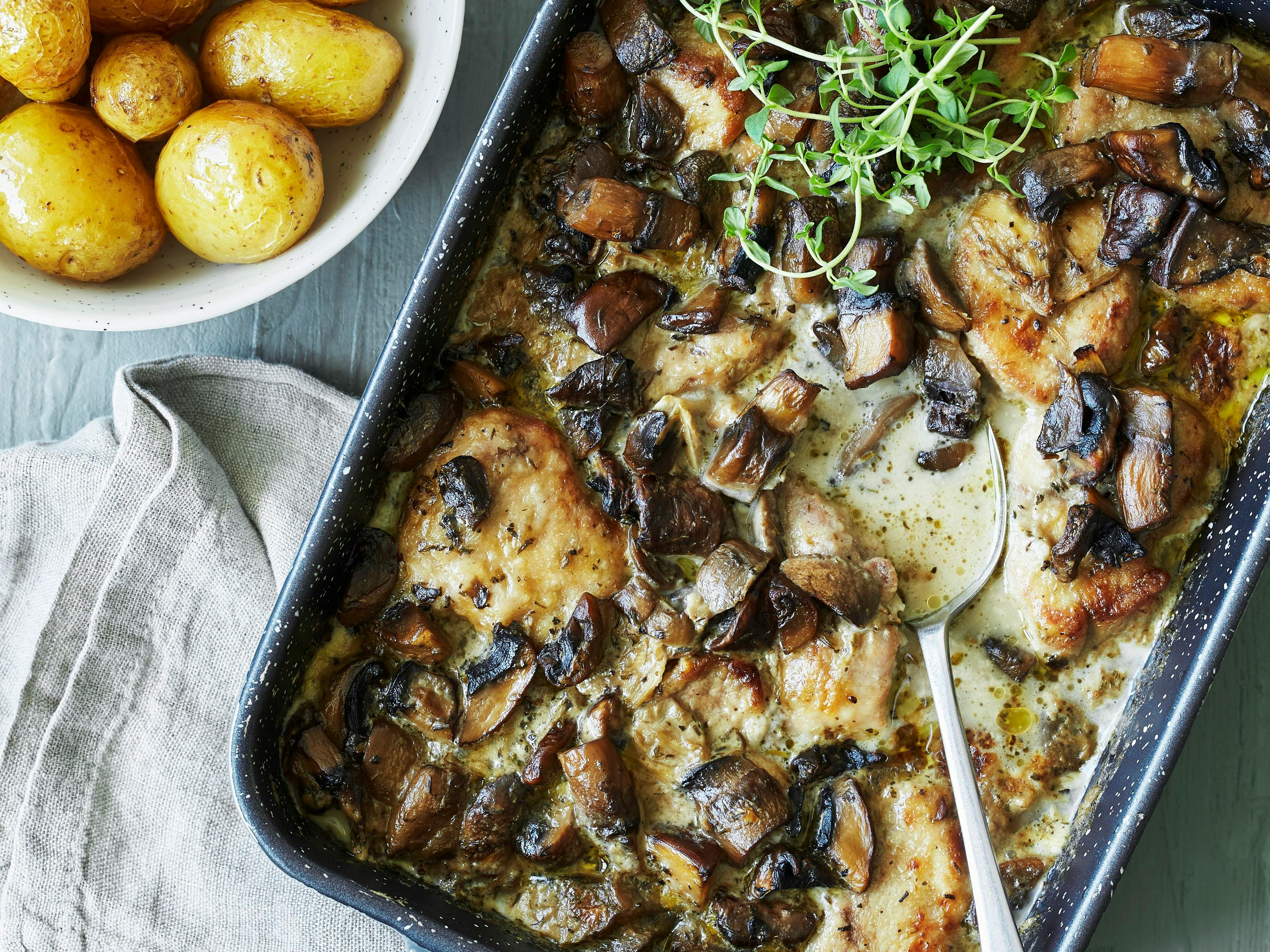 Mørbradbøffer i cremet sovs med svampe og smørbagte kartofler