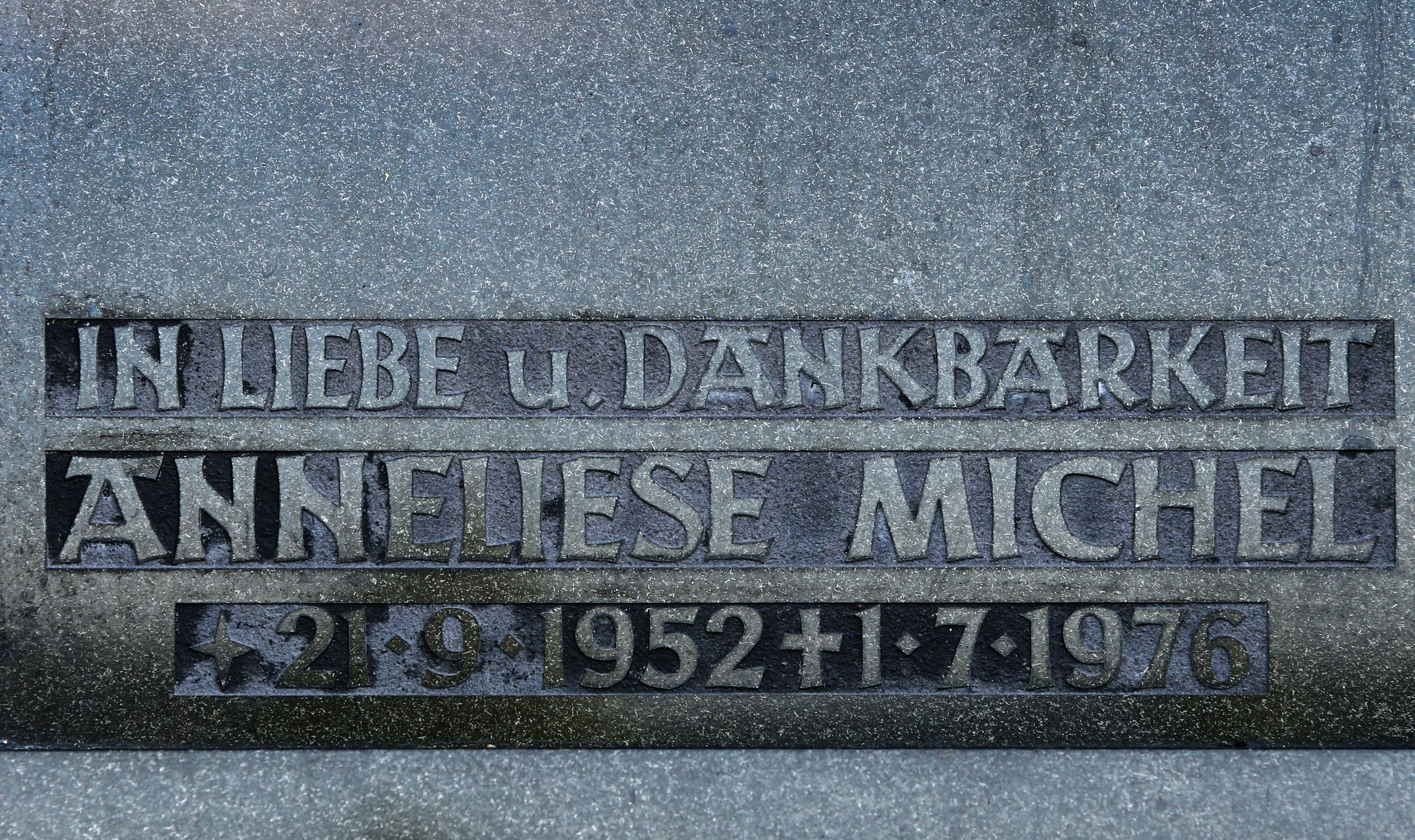 Anneliese Michels gravsten