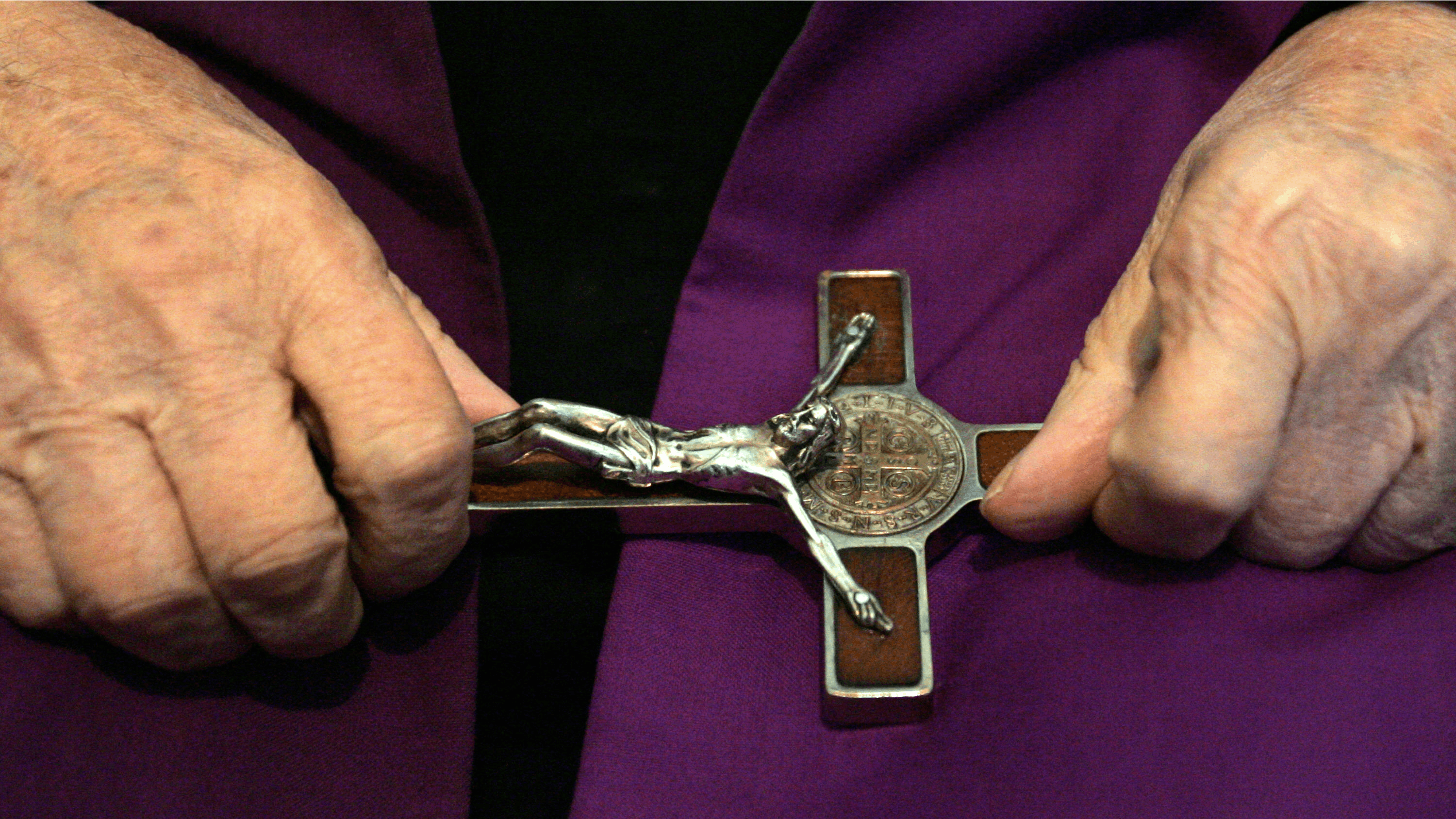 Præst med krucifiks