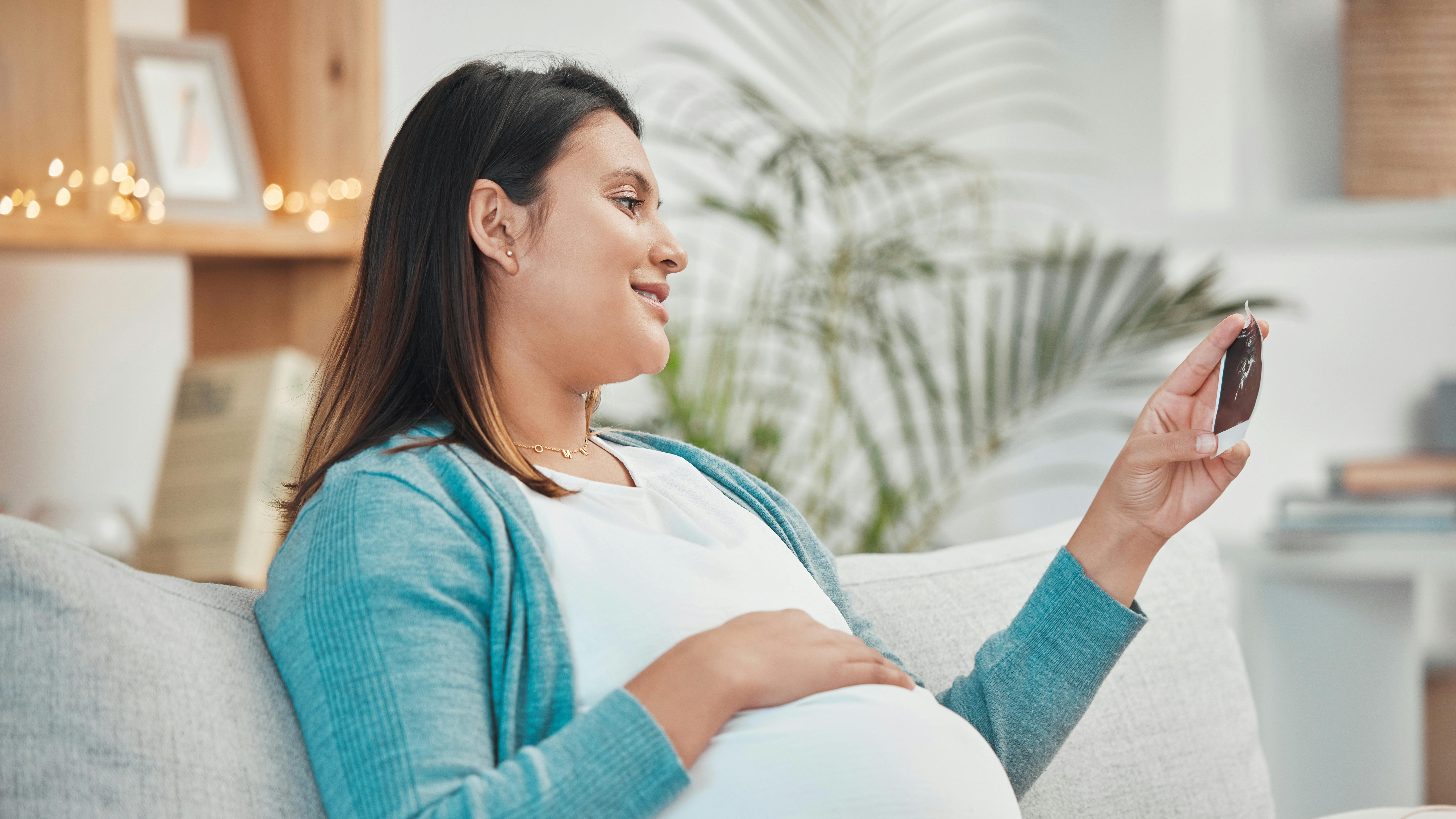 Midaldrende gravid kvinder ser på scanningsbillede af barnet