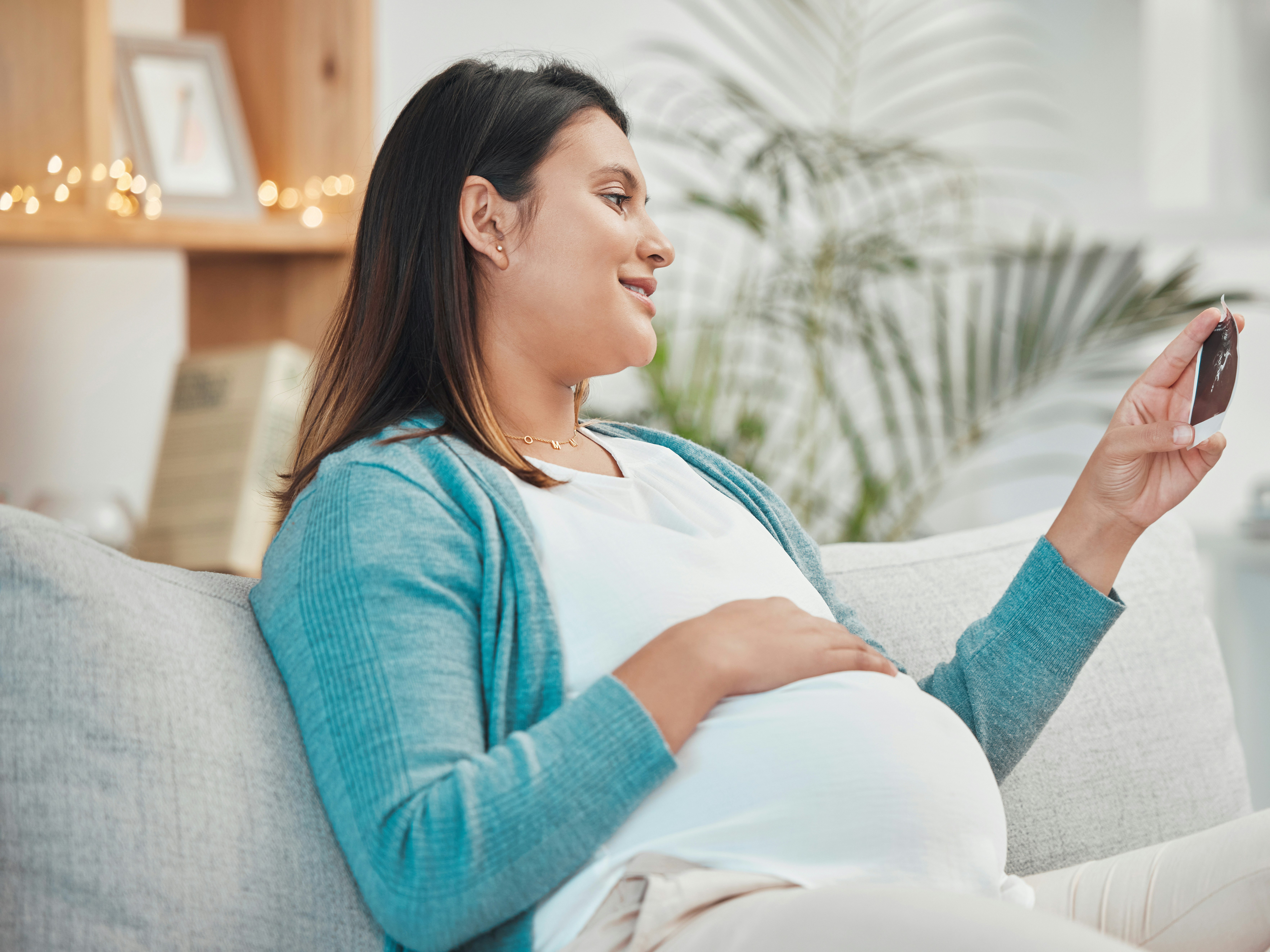 Midaldrende gravid kvinder ser på scanningsbillede af barnet