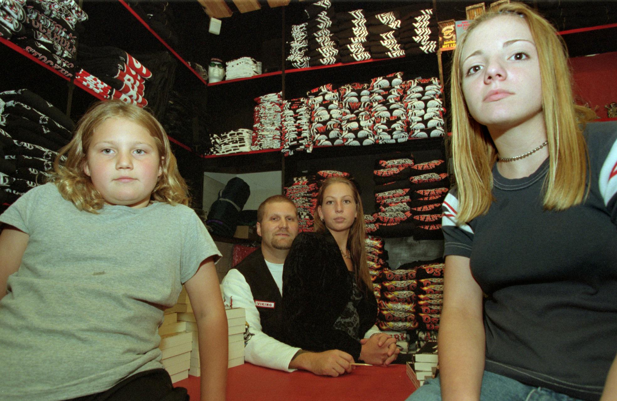 HA'er Jørn Jønke Nilesen signerede sin nyeste bog "Endnu et liv" i en forretning på Nørrebro sammen med sin kæreste, Christina og sine to døtre, Isabella, 8 og Cody, 14 år.