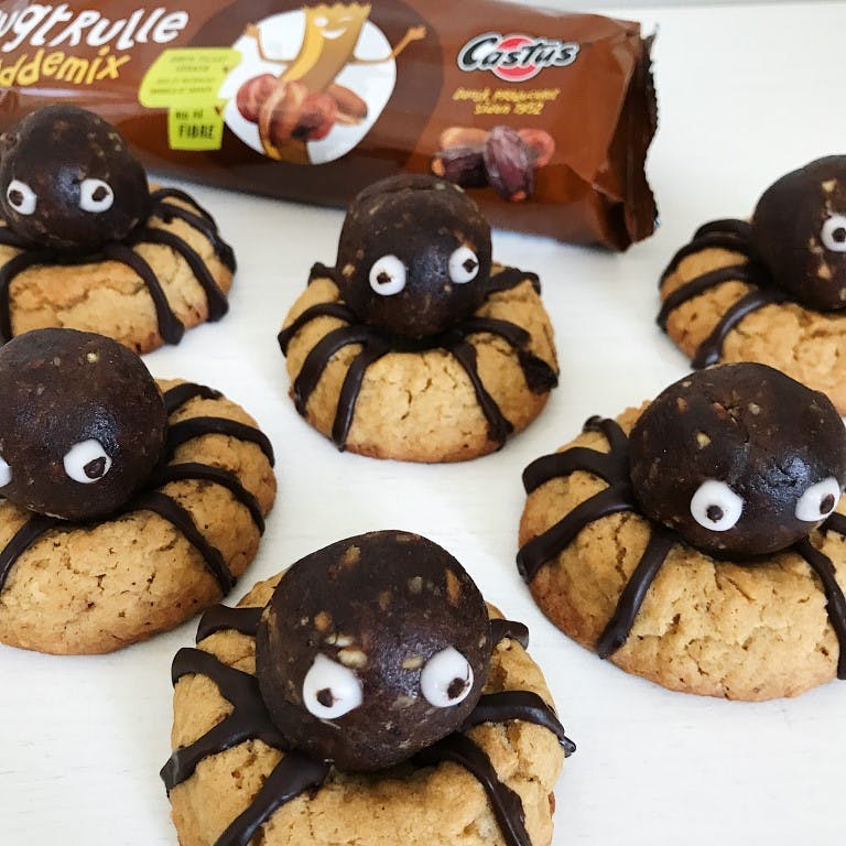 Halloween-cookies med edderkopper
