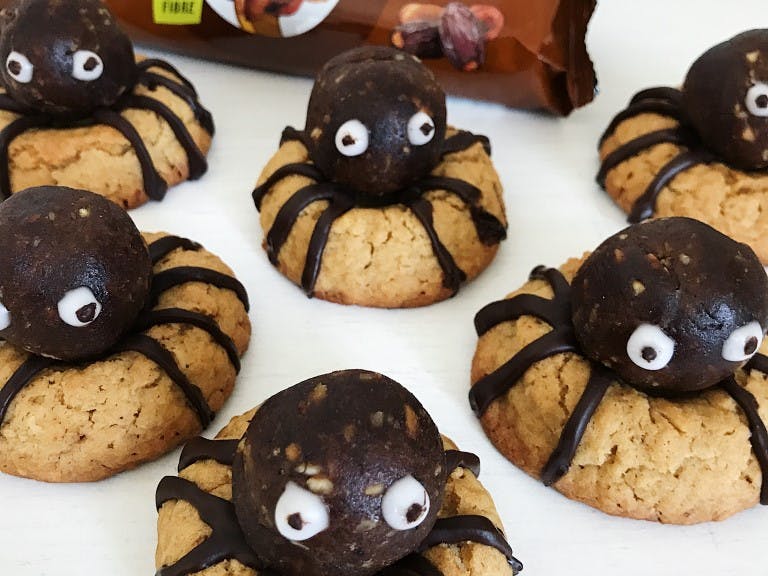 Halloween-cookies med edderkopper