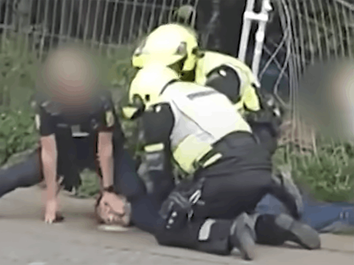 Mand bliver anholdt på Christianshavn i København.