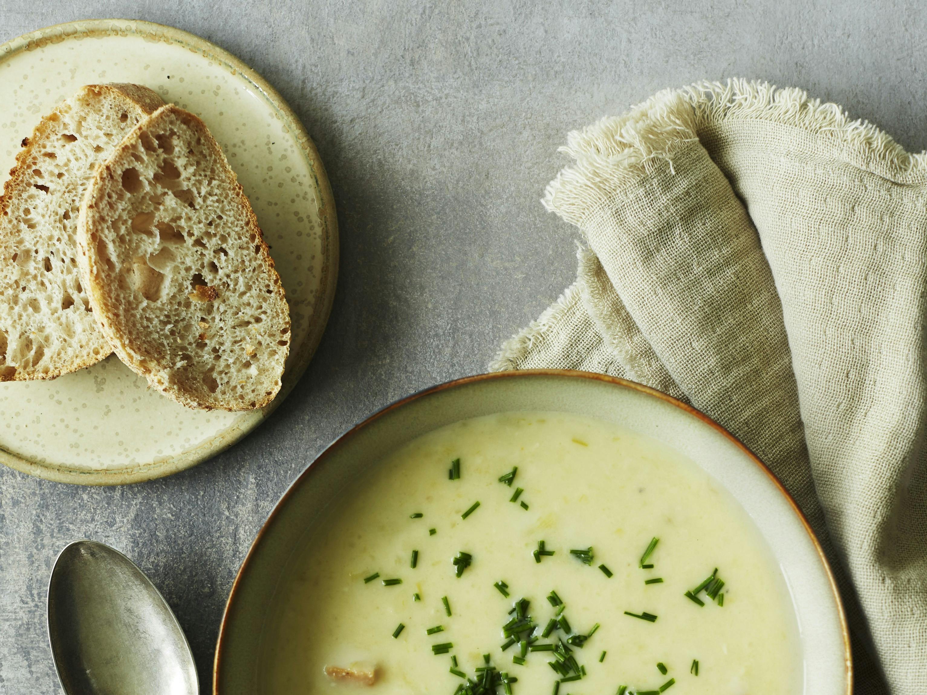 Kartoffel-porre-suppe med kylling