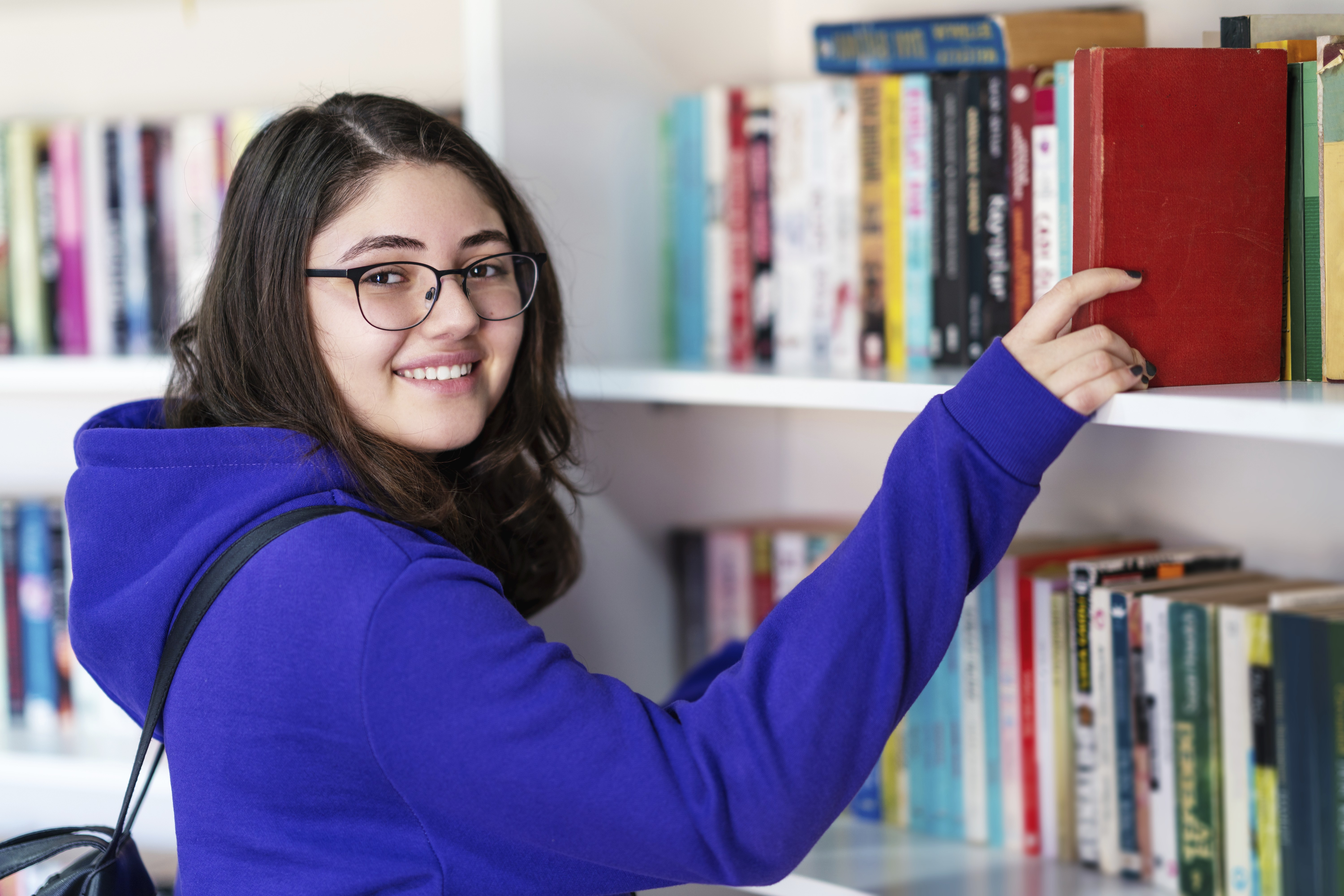 Teenagepige peger på bog