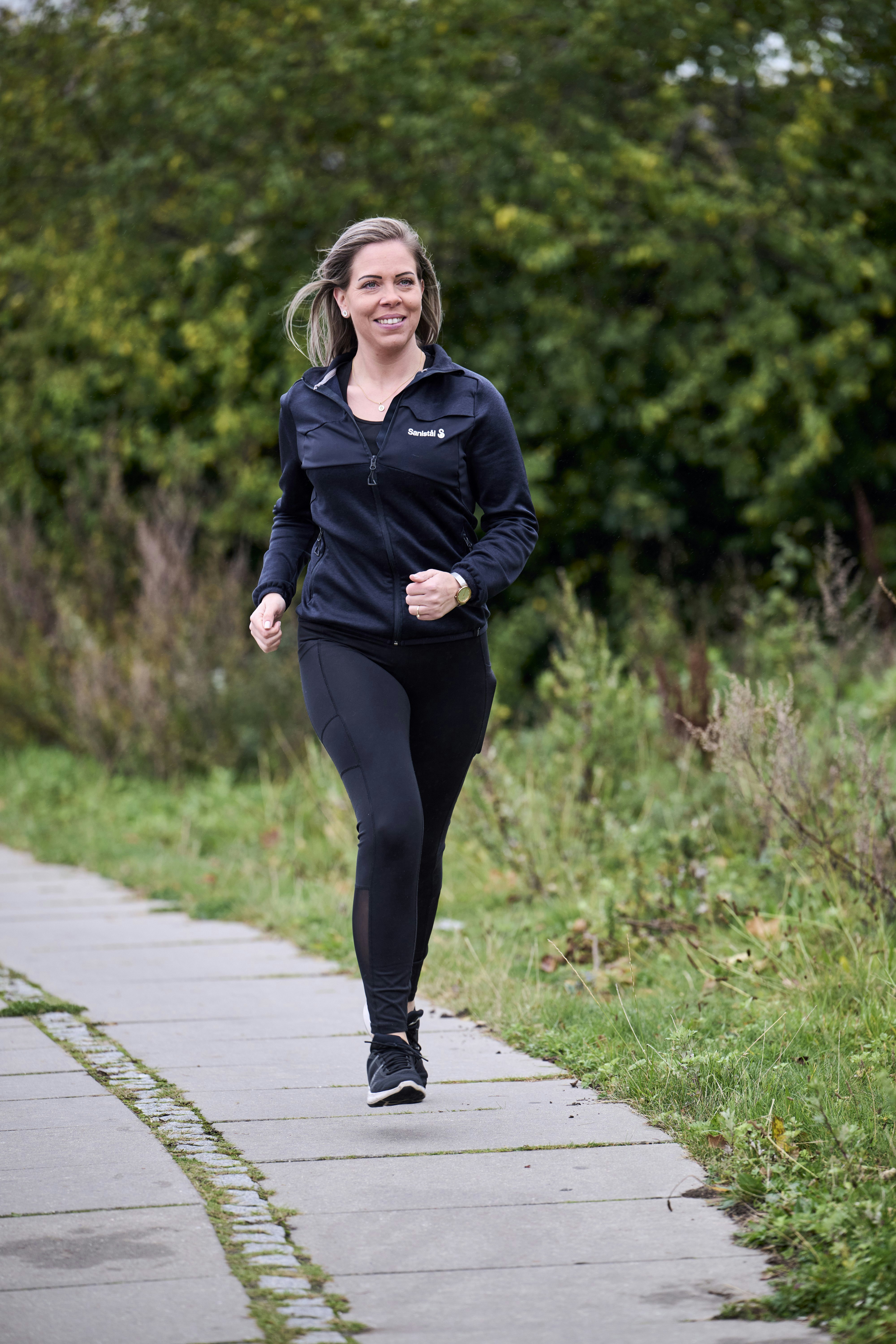 38-årige Lena Holm på en løbetur i lokalområdet.