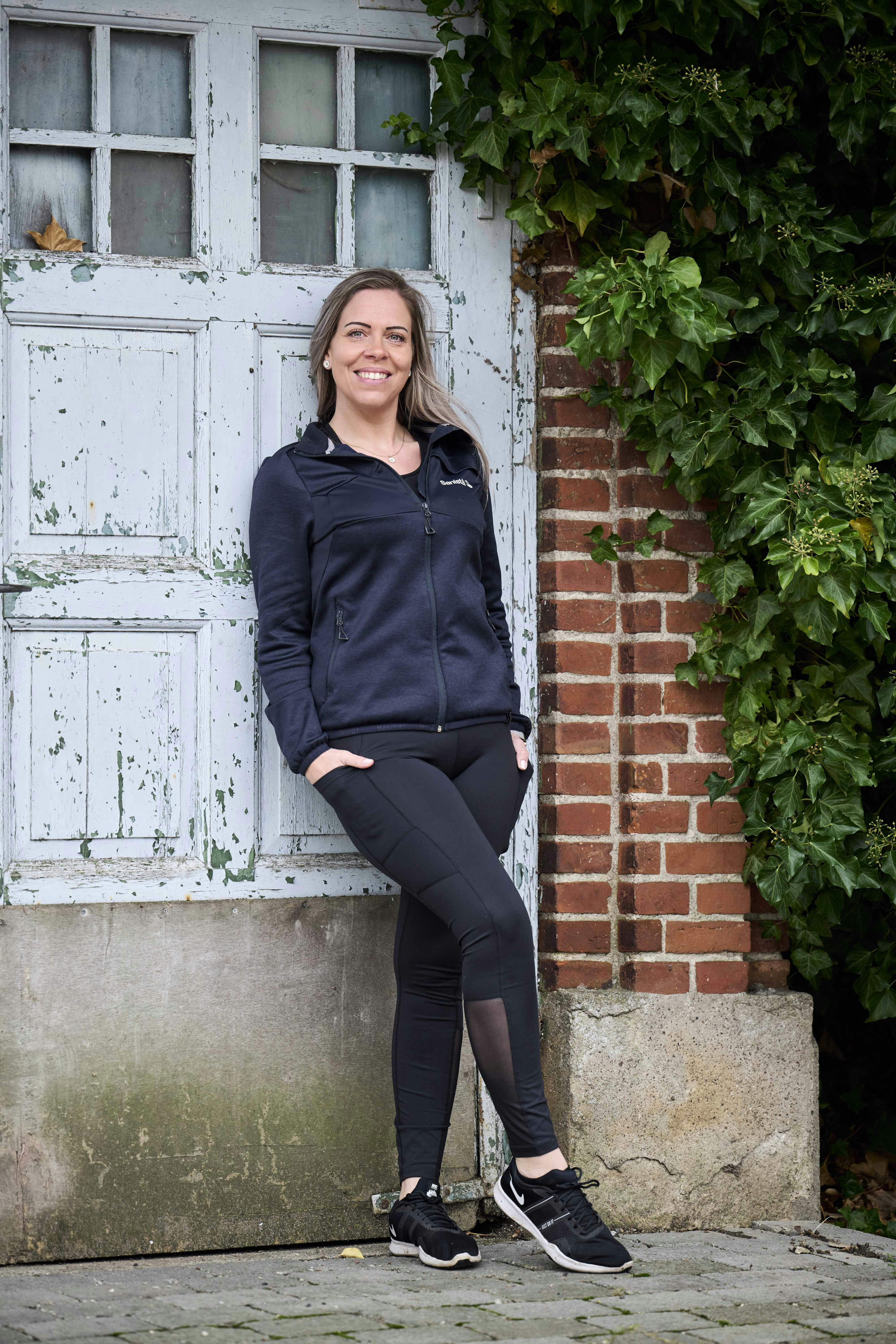 38-årige Lena Holm har tabt 36 kilo. Her står Lena udenfor i sit løbetøj.ars H. LaursenJournalist: Vibeke LarsenOptagelsedato: 2023.10.26
