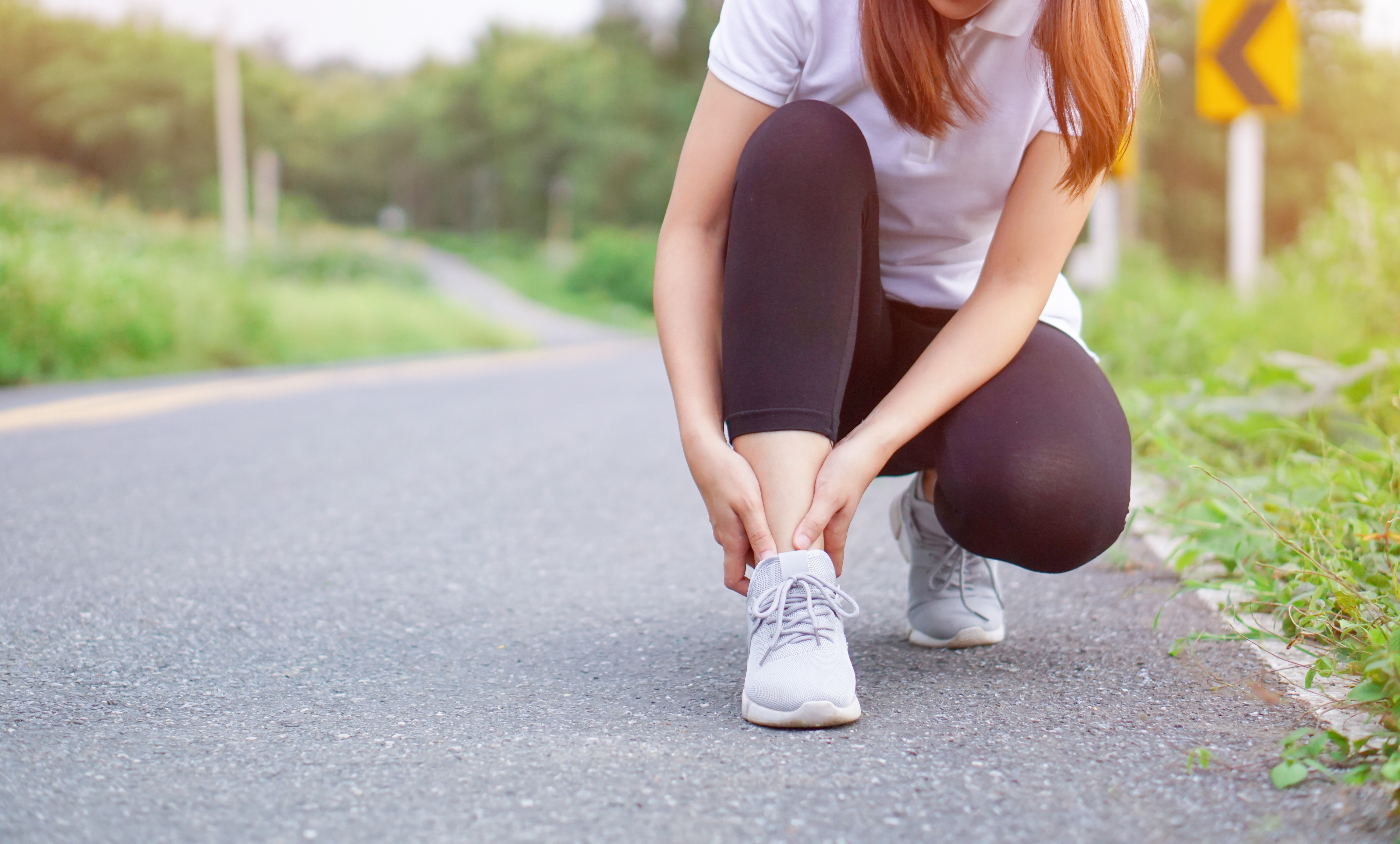Kvindelig løber har ondt i foden