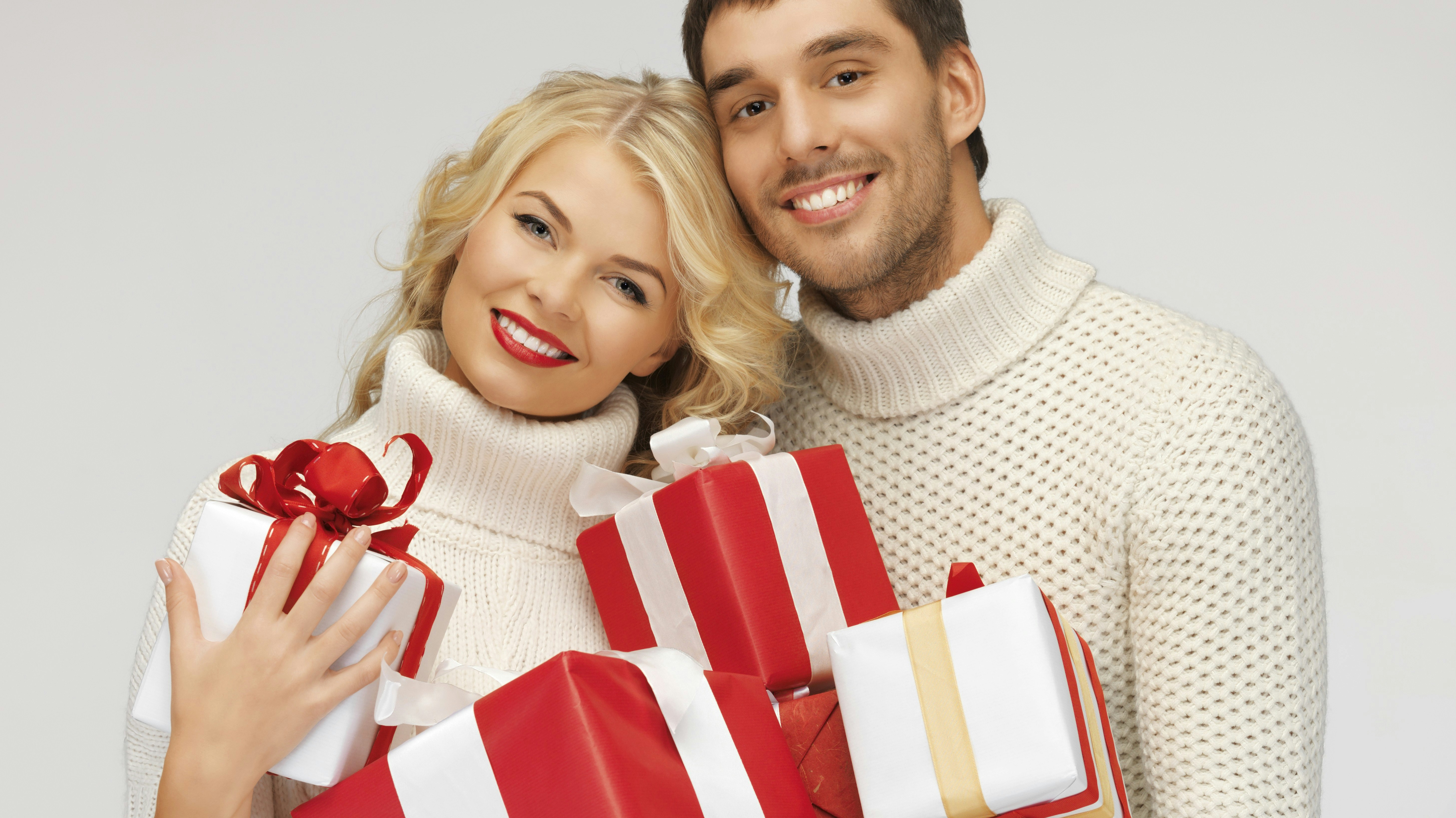Mand og kvinde står med julegaver