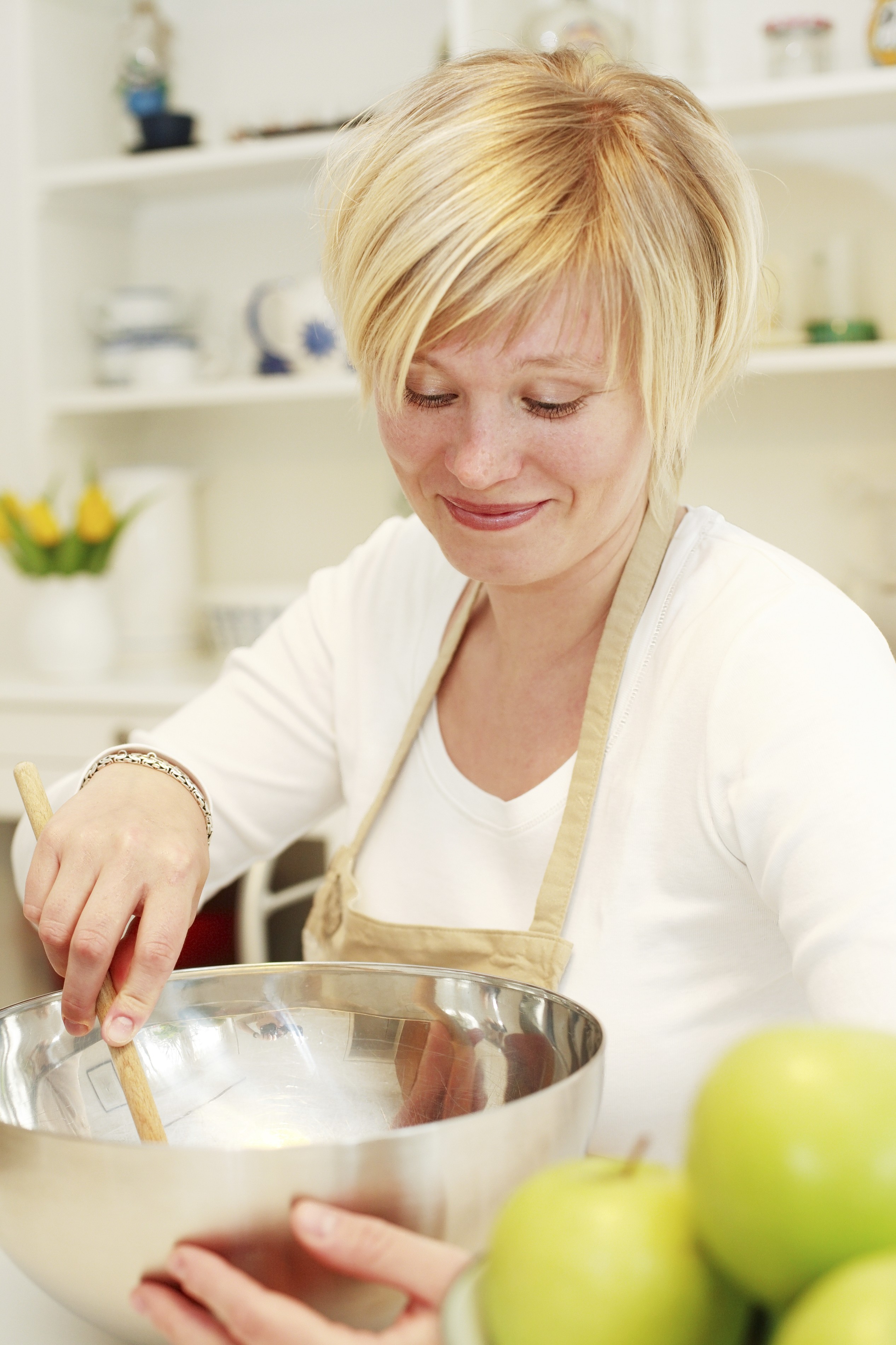 Kvinde bager i køkkenet.