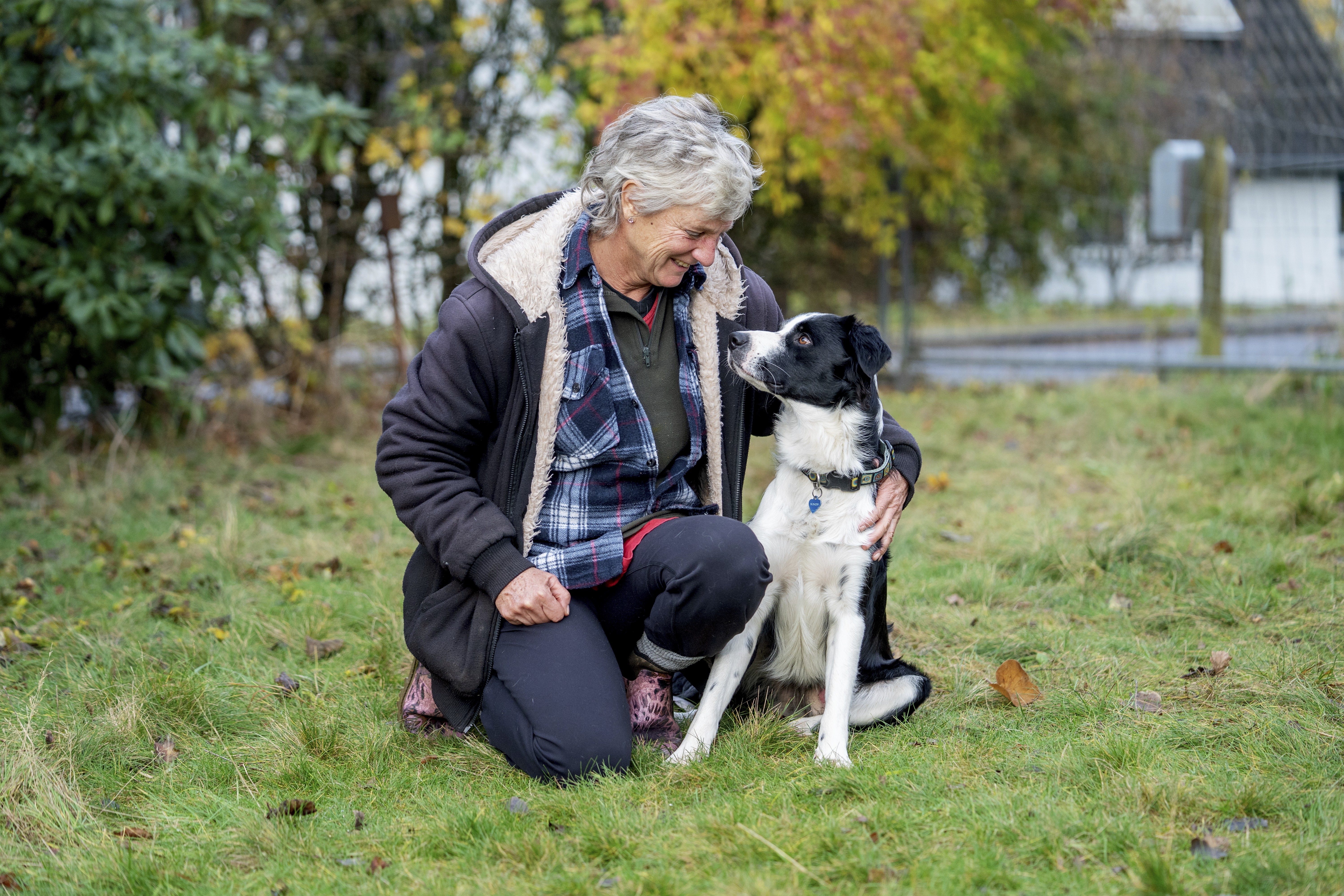 Mette Bryans med hunden Nicki.