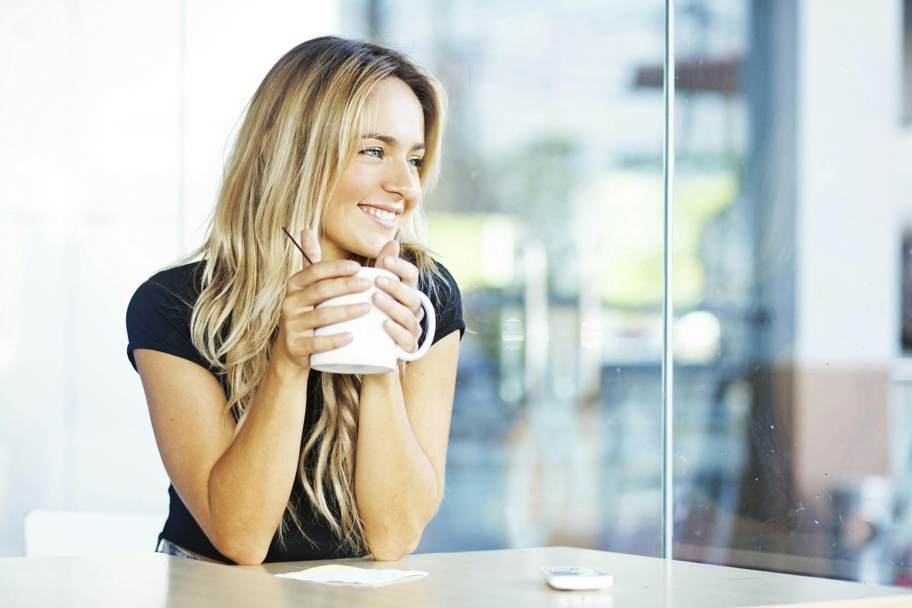 Kvinde drikker en kop kaffe