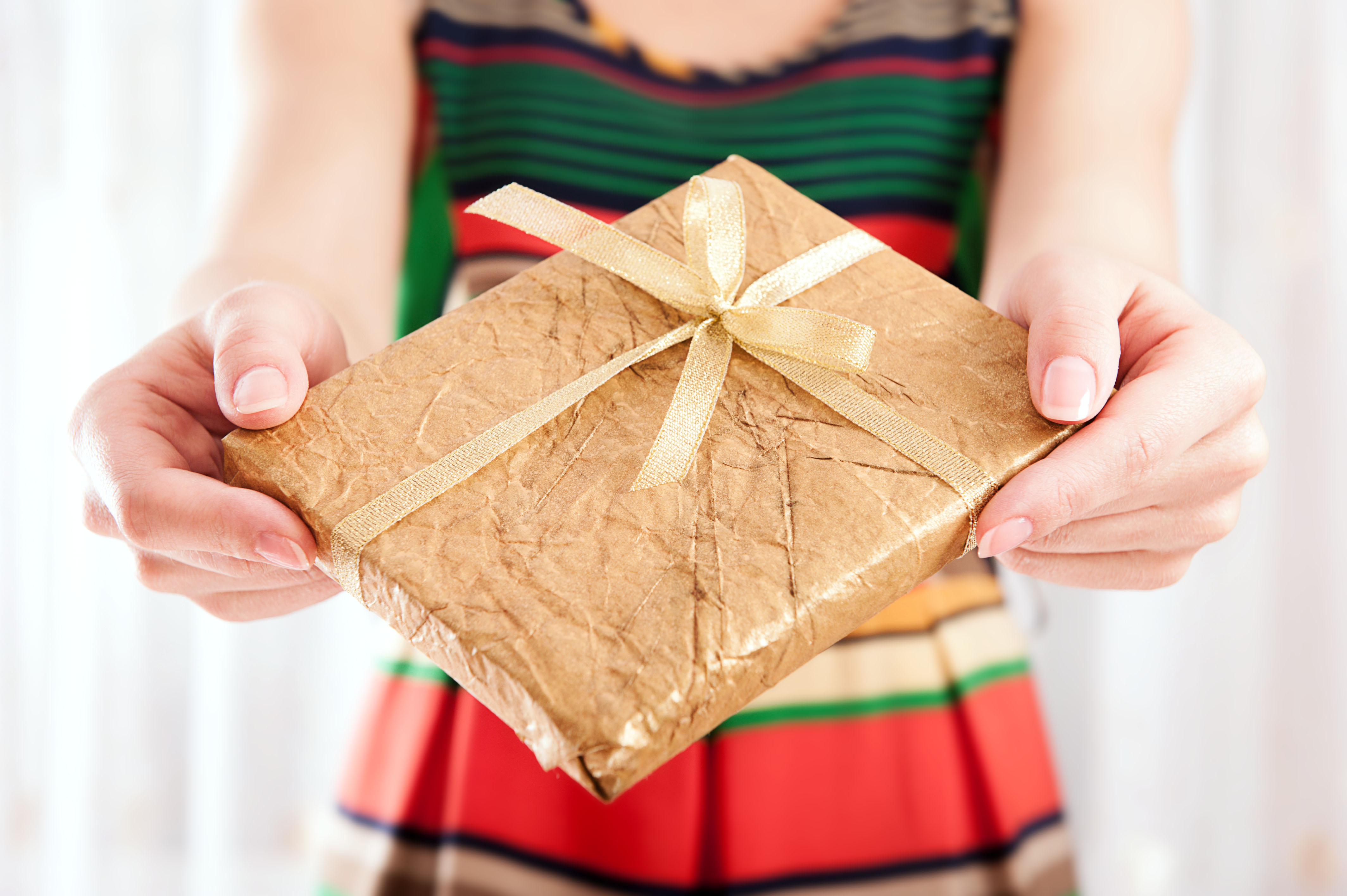 Bog pakket ind som gave