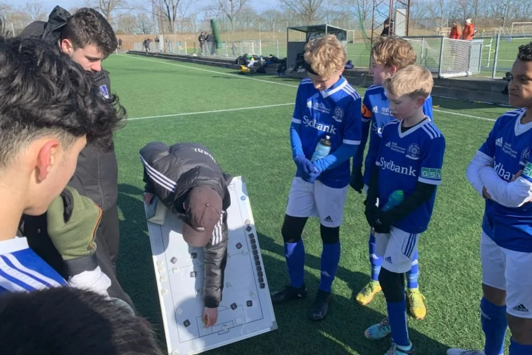 Fodbolddrenge snakker taktik