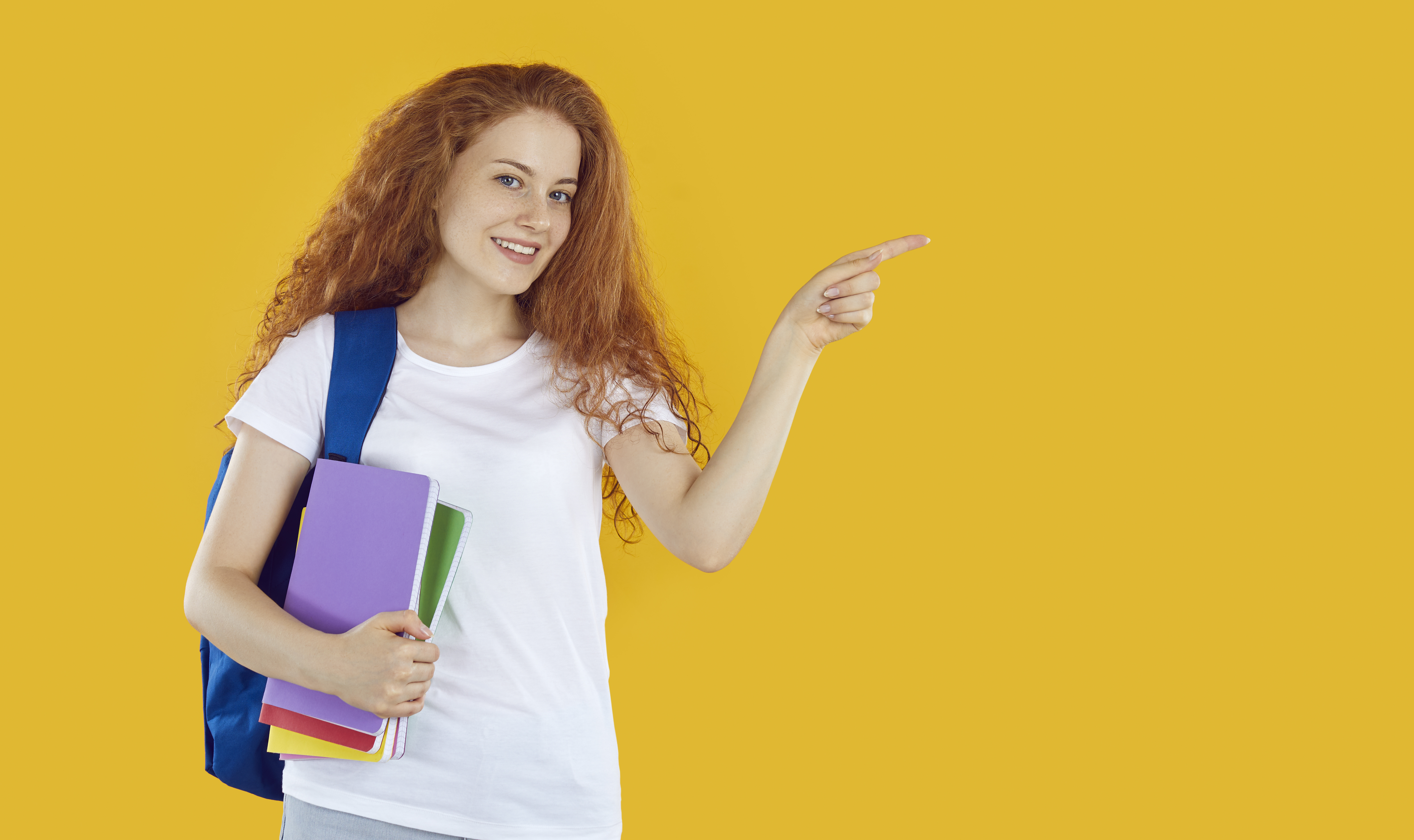 Ung kvinde med bøger.