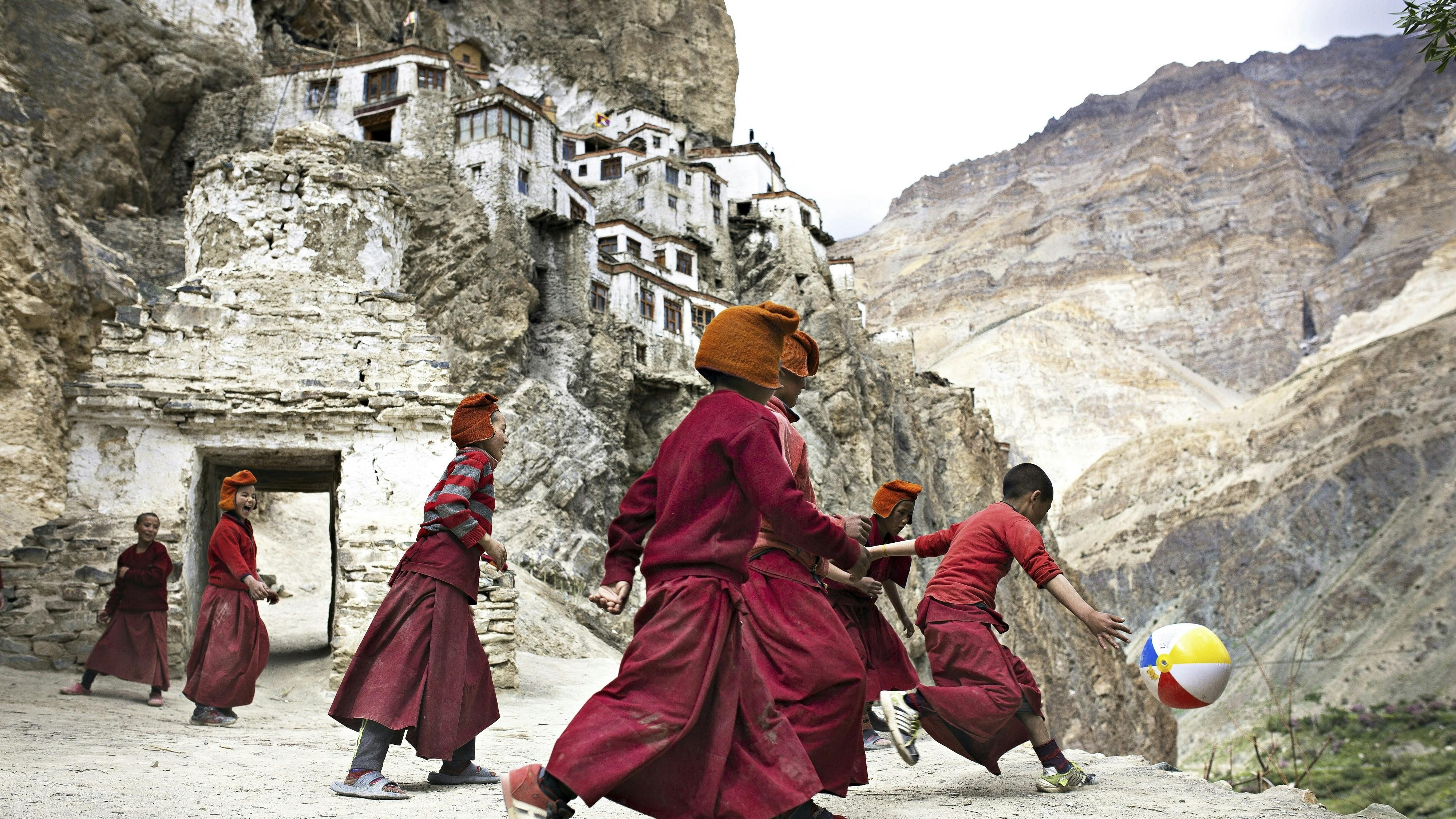 Tibetanske munke spiller forbold med en badebold