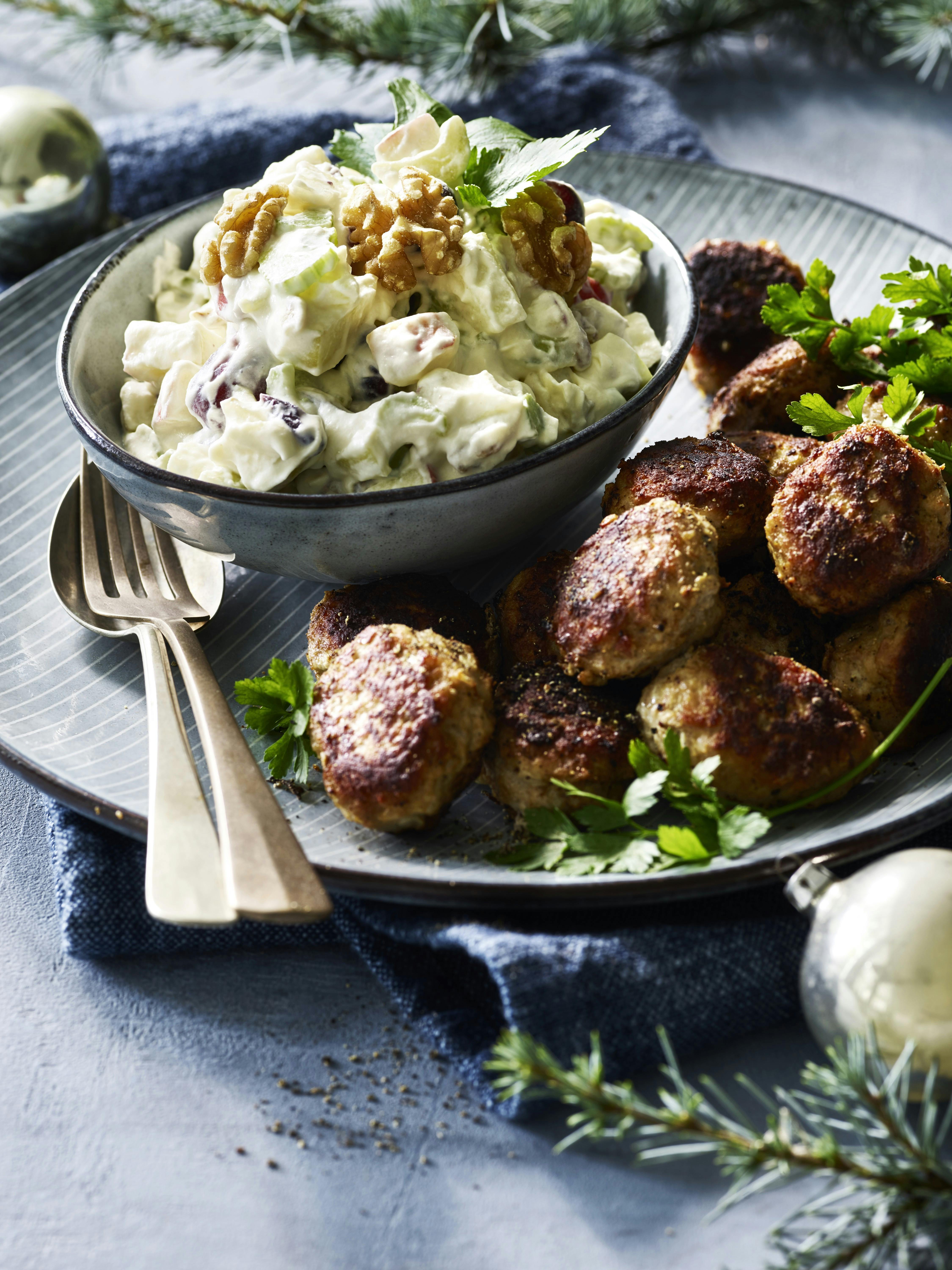 Julefrikadeller med waldorfsalat | Ude og Hjemme