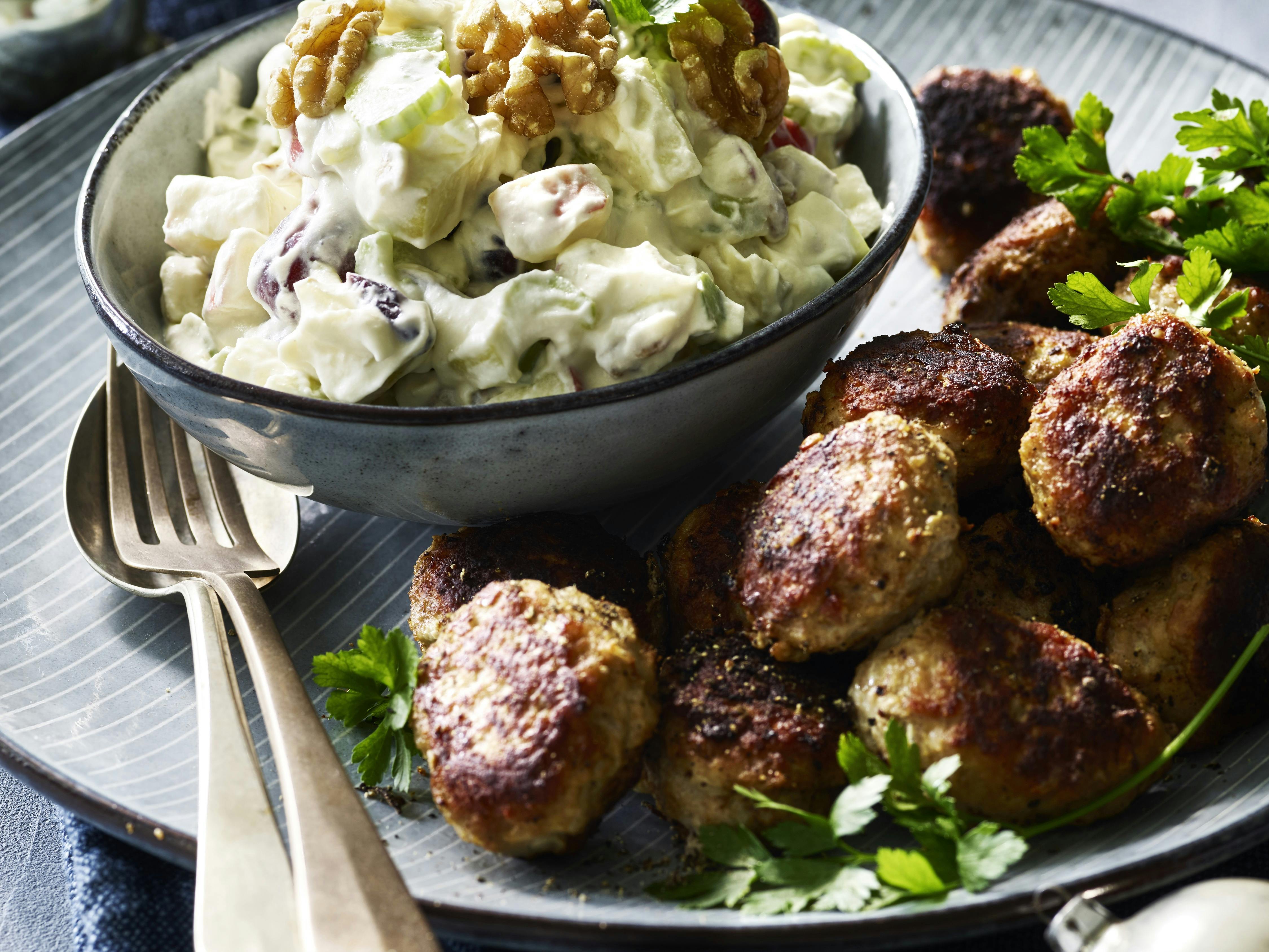 Julefrikadeller med waldorfsalat