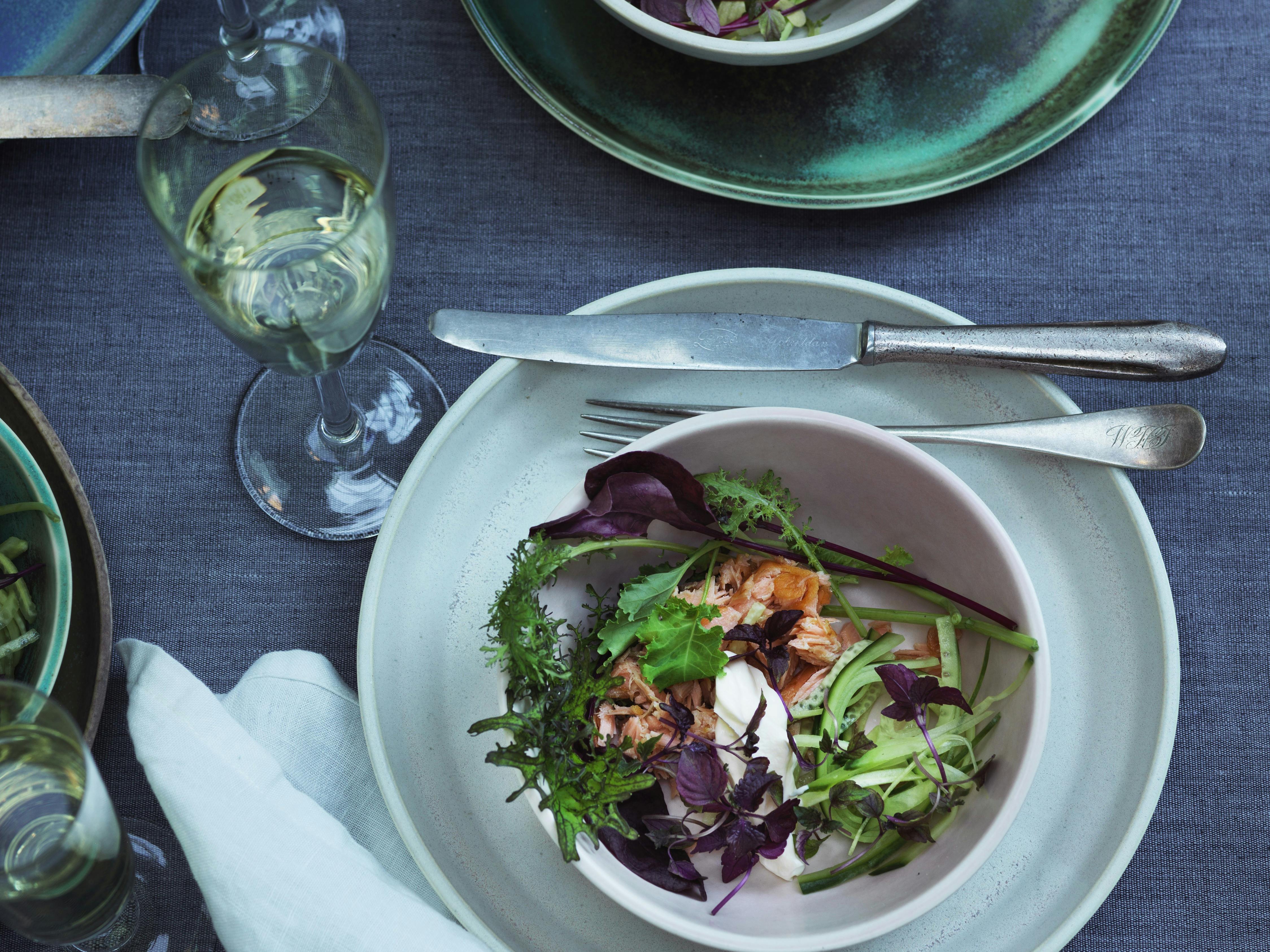 Portionsanrettet varmrøget laks med hjemmelavet rygeostcreme