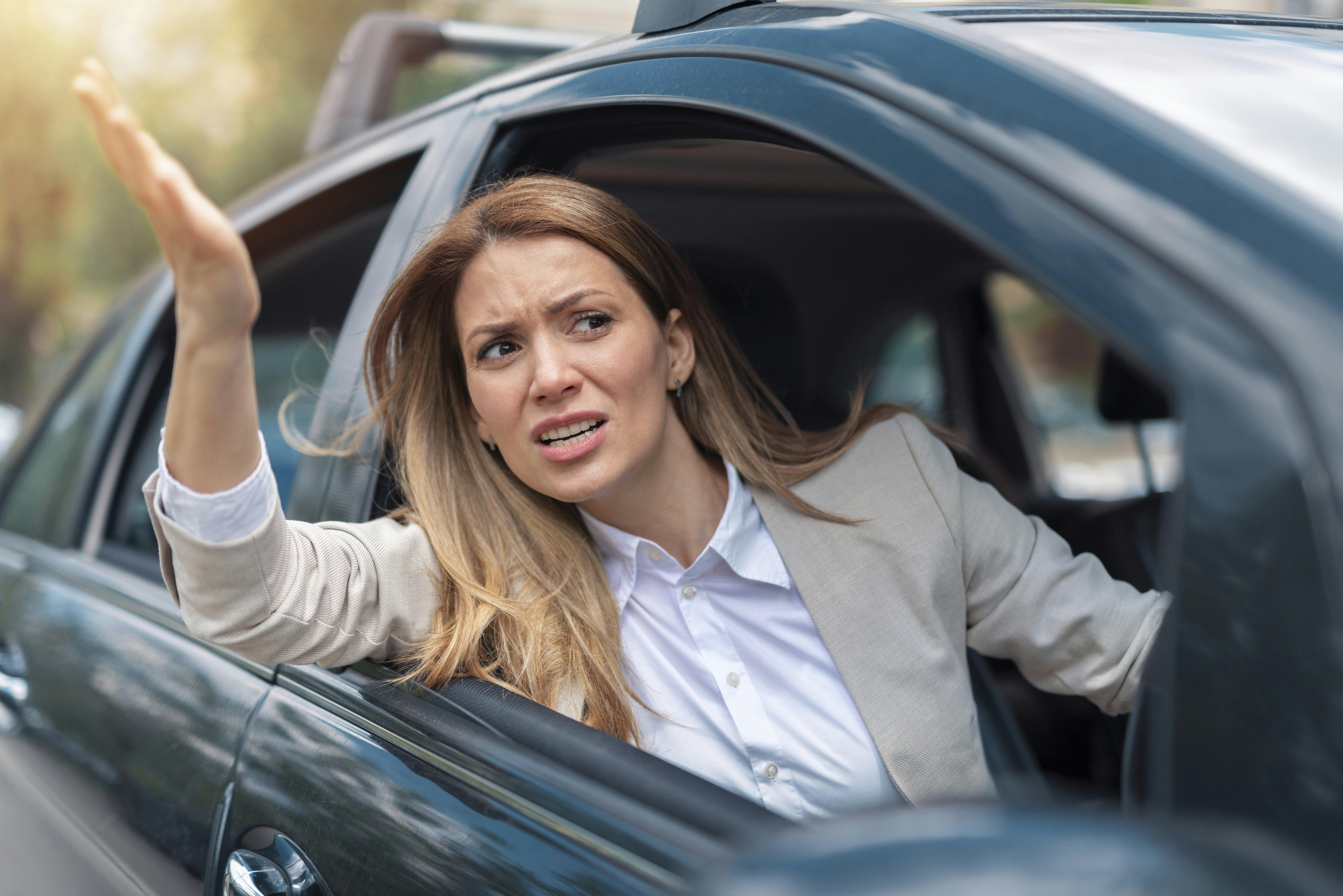 Kvinde råber ud af vinduet, mens hun sidder i en bil