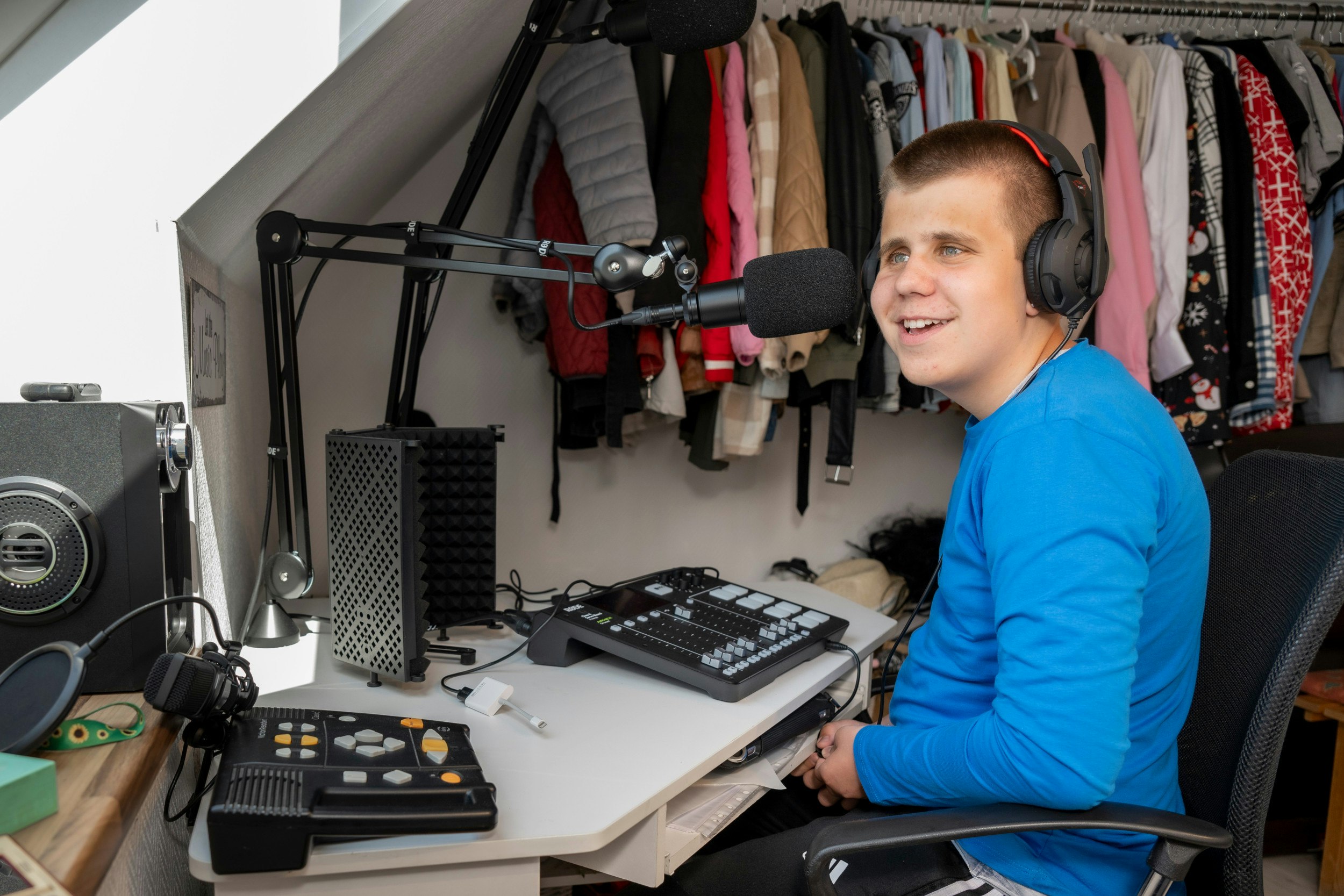 Zander har sin egen podcast, "Den blinde vinkel", hvor han spiller sin yndlingsmusik og taler om sit liv. Hans drøm er en dag at få sit eget radioprogram.