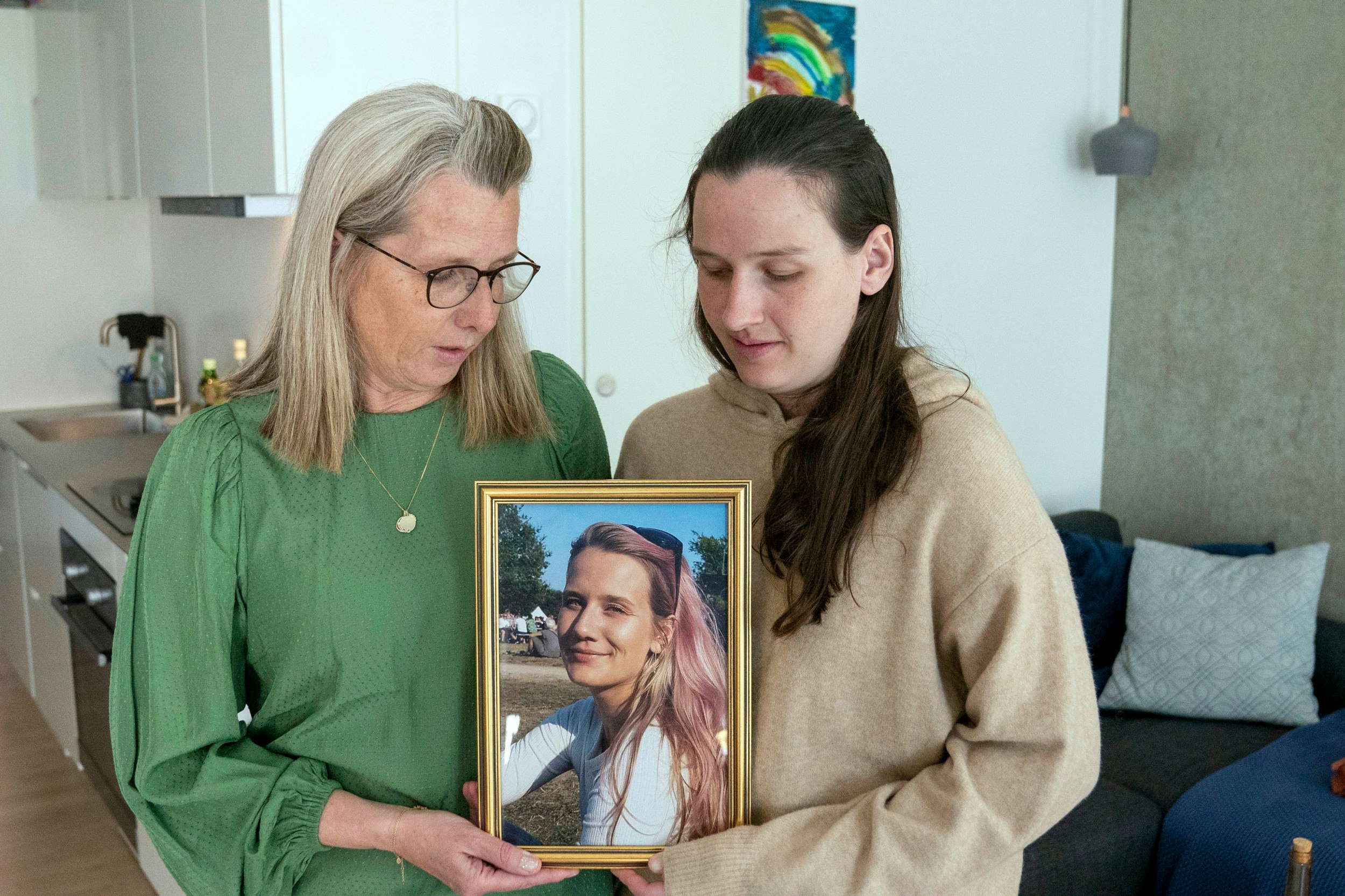 Albertes mor, Maja Rose Nielsen, og storesøster, Nicoline Rose Nielsen, har stadig svært ved at forstå, at hun ikke er her mere.
