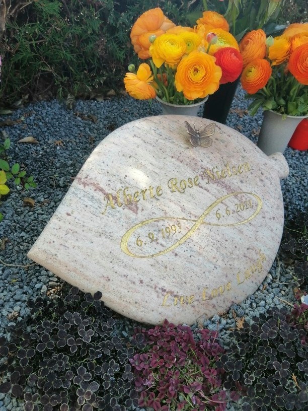 Albertes smukke gravsten er blandt andet prydet med teksten ”Live, Love, Laugh”, som også var tatoveret på hendes lår.
