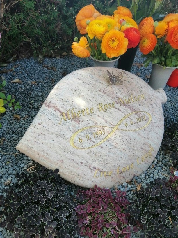 Albertes smukke gravsten er blandt andet prydet med teksten ”Live, Love, Laugh”, som også var tatoveret på hendes lår.