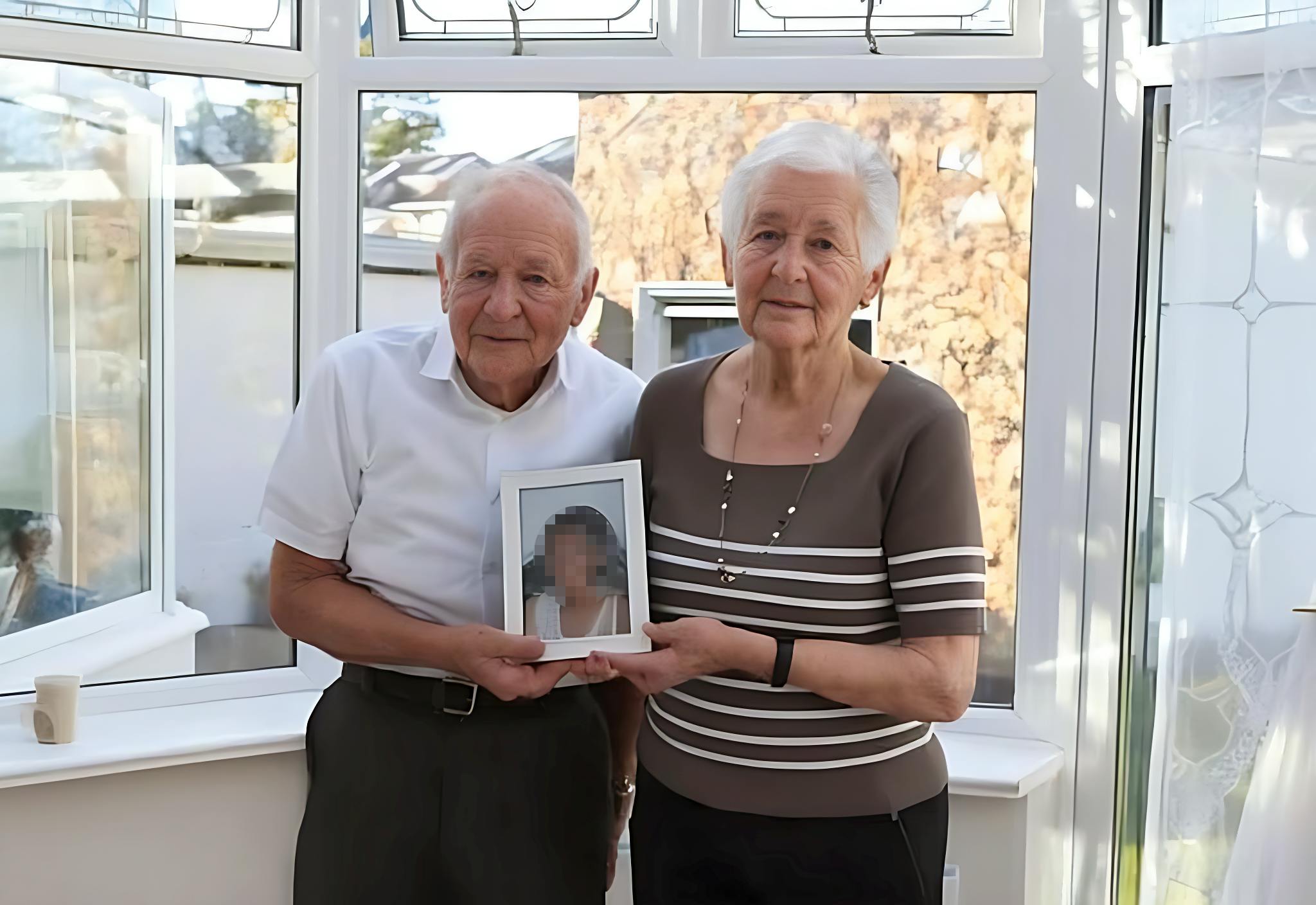 Jim og Rose Callaly med et foto af deres datter Rachel i hænderne.
