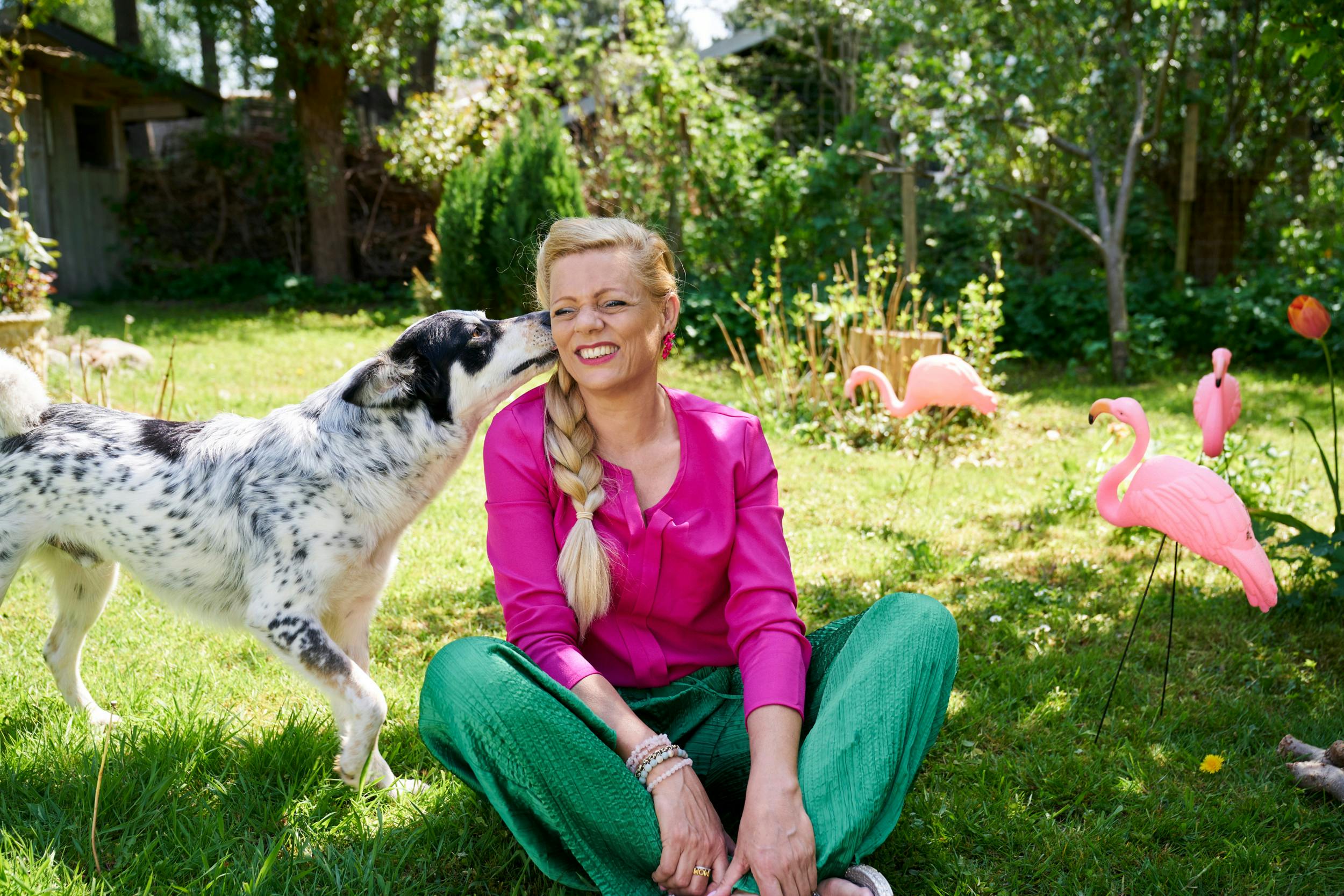 Mette Blume med hunden Bjarne