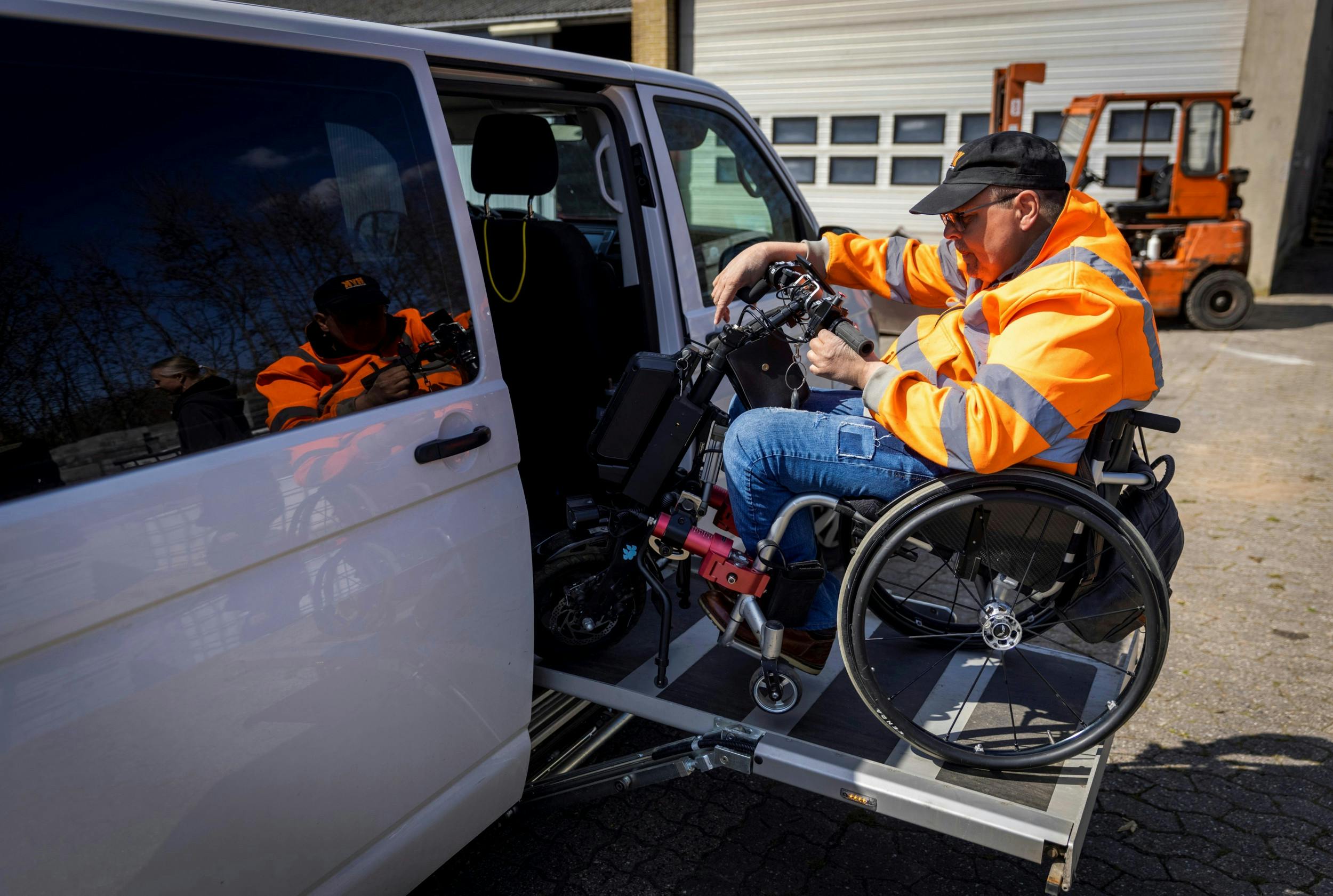 John har i dag en kørestol med elektrisk hjælpemotor, det øger hans frihed til at komme omkring, og ved længere strækninger kan han have den med i sin bil.