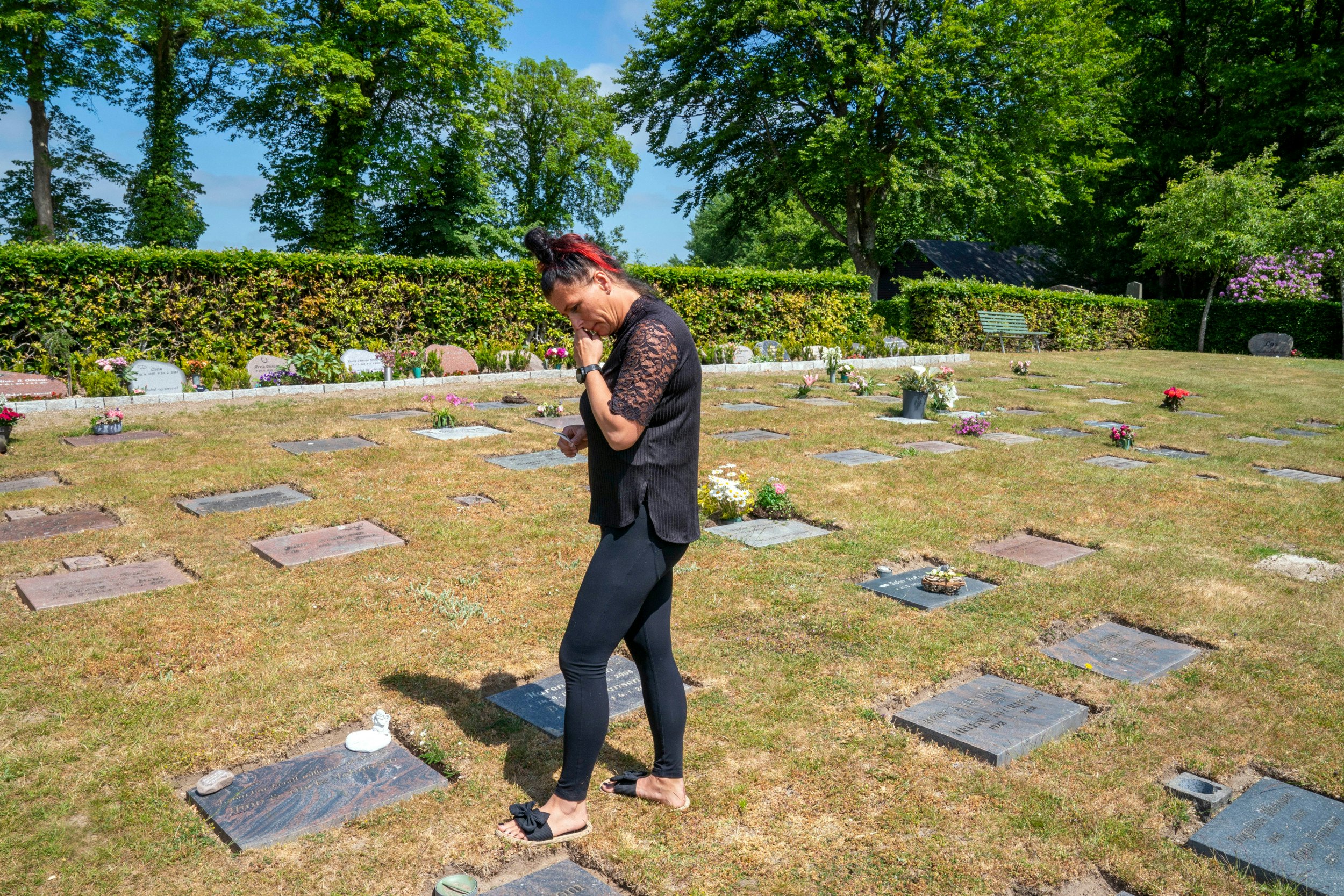 Dorte og Finn blev sænket i jorden samtidig. Der gik lang tid, før Bettina fandt ro i at besøge deres gravsted på kirkegården.