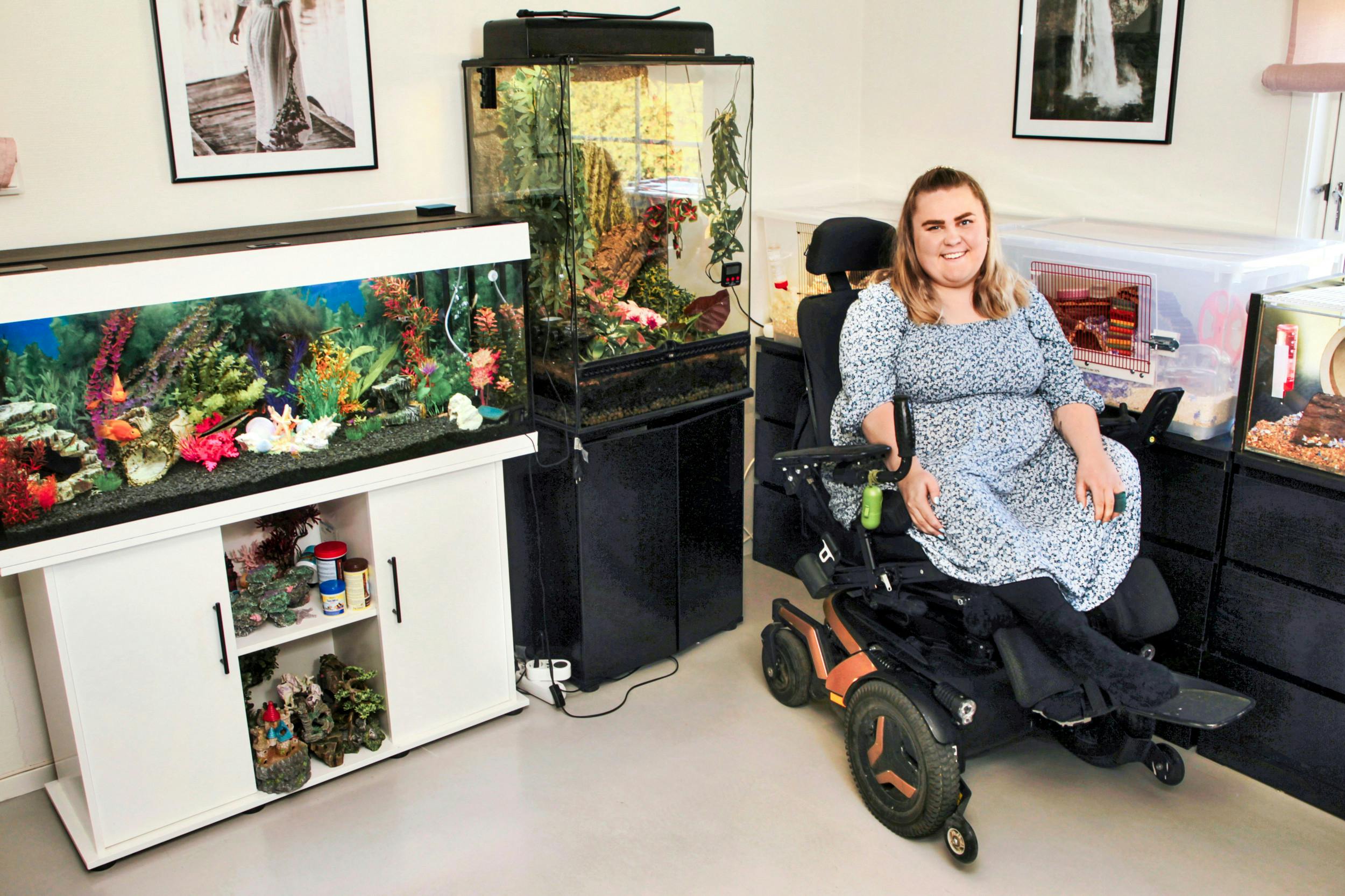 Kjerstin har sin egen kørestolsvenlige lejlighed, hvor hun kan leve et selvstændigt liv. Dog har hun mulighed for at tilkalde personlige assistenter døgnet rundt.